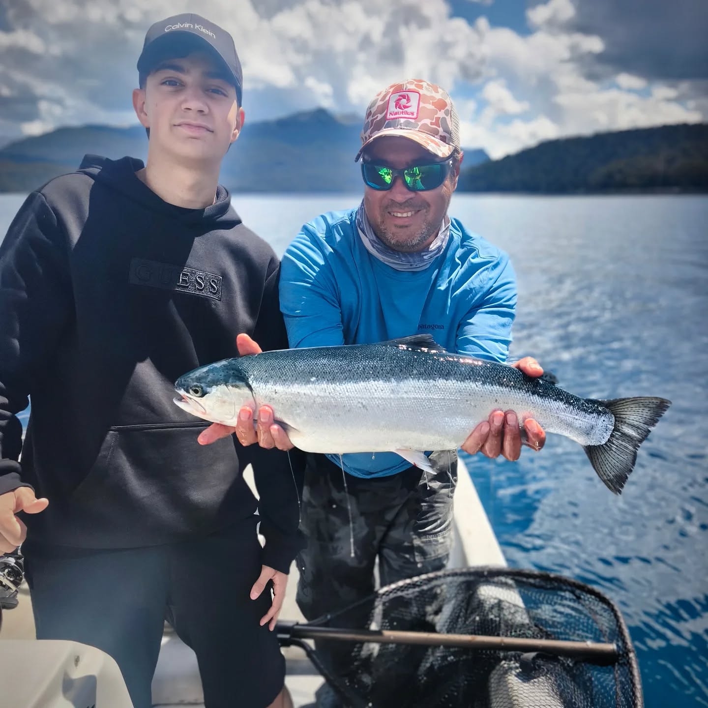 La Patagonia en su esplendor máximo.
Noviembre nos regaló postales épicas: lances fluidos, aguas cristalinas, truchas imponentes y esa vibra única del sur que te recarga el alma.
Cada salida fue mágica – colores vibrantes, silencios profundos y esa adrenalina que explota antes de la gran captura. ¿Te ha pasado? 🔥
La temporada está on fire: viva, intensa y llena de sorpresas.
.
Y ahora llega diciembre: días eternos, condiciones perfectas y ese trofeo legendario acechando en el lago. ¿Estás listo para el tuyo?
Entre montañas y vientos patagónicos, cada pescador encuentra su flow.
Ven solo, con familia o amigos – la experiencia te atrapa y te cambia para siempre.
.
¡Comparte tu historia de pesca favorita en comentarios y etiquétame! ¿Cuál fue tu mejor spot en Patagonia? 📍
.
.
Amarra ⚓ @puertoelma
@flydreamers_flyfishing @colodezurko
.
#FlyFishing #PatagoniaArgentina #PescaConMosca #CatchAndRelease #FishingLife #OutdoorAdventures #VillaLaAngostura #AventuraPatagonica
