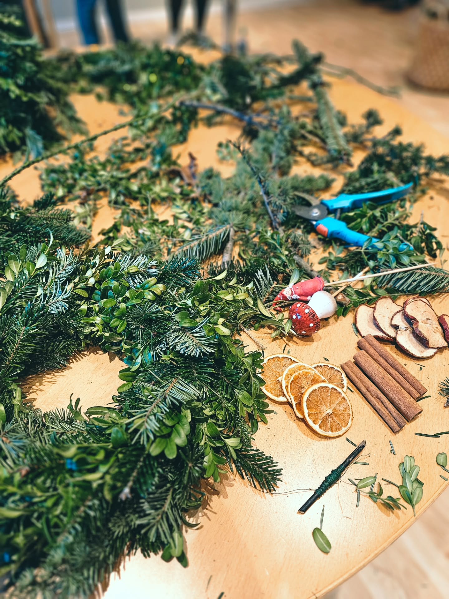 Igår startade vi igång julen här på Vassbo med vår traditionsenliga kranskurs tillsammans med @ateljefiori ❣️ För visst får man kalla det tradition när det är andra året i rad?! 😘
En otroligt mysig söndag med ett underbart gäng kreativa kvinnor ✨️ Sartade med en god morots- och apelsinsoppa innan vi gick in i kransverkstaden där glögg, juligt fika och en massa härligt kransmaterial väntade. Fokuset var knivskarpt direkt och vackra kransar tog form i rasande fart 🌿
.
.
.
#vassbologiochevent #ateljefiori #kranskurs #julkransar #dörrkransartilladvent