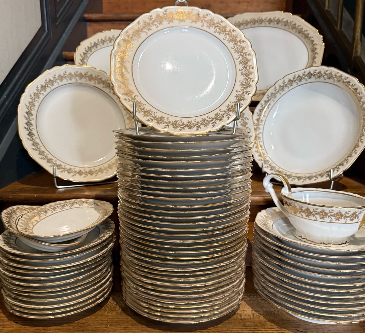 Superbe service de table en porcelaine de Limoges comprenant 100 pièces .
Porcelaine blanche à bords mouvementés orné d’un marly beige à décor d’une frise de fleurs en réhauts d’or .
Ce service est composé de :
- 34 assiettes plates Ø 23 cm
- 12 assiettes à dessert / entremets Ø 20 cm
- 12 assiettes creuses Ø 23 cm
- 1 plat rond creux Ø 28 cm
- 1 plat rond plat Ø 28,5 cm
- 1 plat rond plat Ø 26 cm
- 1 plat ovale 36x26 cm
- 1 plat ovale 33x23 cm
- 2 raviers 22x13,5 cm
- 1 saladier Ø 28 cm hauteur 10,5 cm
- 1 soupière Ø 25 cm
- 1 soupière Ø 28 cm
- 1 saucière
- 1 verseuse à café
- 1 sucrier
- 1 pot à lait
- 12 tasses à café Ø 8,3 cm hauteur 5 cm
- 12 sous tasses à café Ø 13,5 cm
- 2 grandes tasses à café ou thé Ø 9,8 cm hauteur 6 cm
- 2 grandes sous tasses Ø 15,4 cm
Très bel état pour ce service bien complet toutes les pièces sont marquées d’une couronne d’un L pour Limoges et France .
Les + de ce service :
- grand nombre de pièces dont suffisamment de pièces de service
- un charmant mariage de couleurs blanc,beige,or .
- un superbe état
- la dorure intacte
- on appréciera d’avoir le service à café au modèle ainsi que 2 tasses à thé
Les - de ce service :
- un petit éclat sur la tranche d’une assiette
- un petit éclat sur la tranche d’un ravier
🛒 prix et disponibilité dans la boutique en ligne lien dans la biographie.
#artdelatable #servicedetable #porcelaine #dresserlatable #artderecevoir #setthetable #antiquites #tablesdefetes