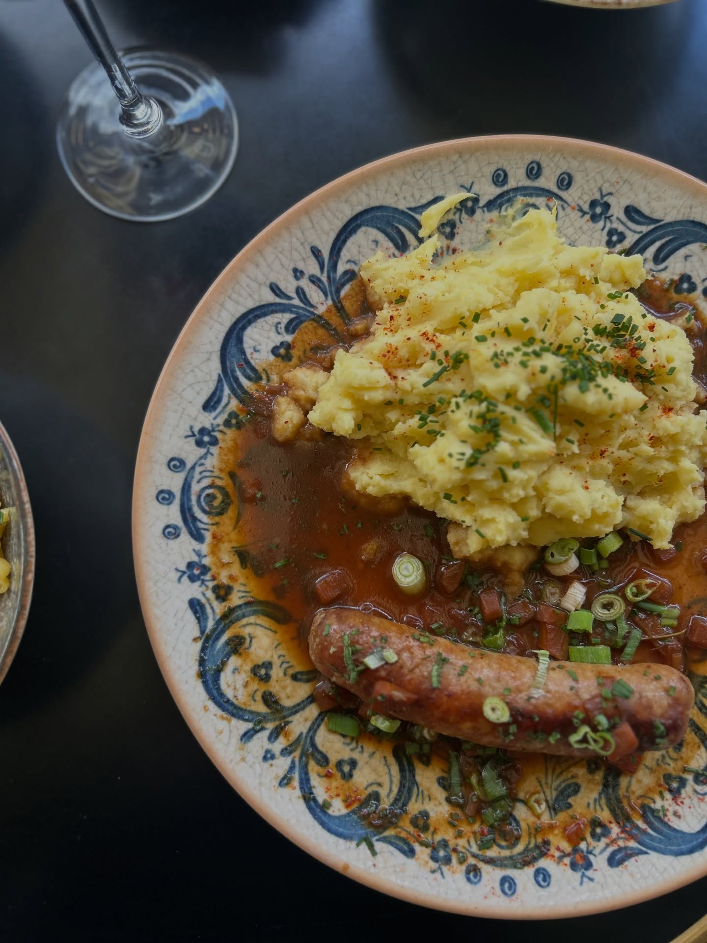 Un après-midi de shooting chez Marguerite avec @troisiemeservice.studio 🎥
Une adresse incontournable pour tous les passionnés de cuisine française authentique et généreuse 🥂
#paris #onmytable #terrasse #restaurantsparis #bonneadresseparis #parisfood #terrasseparisienne #frenchfoodlovers #restaurantparisien #eatparis #instafood #parisjetaime #chezmargueriteparis #bouillonparisien