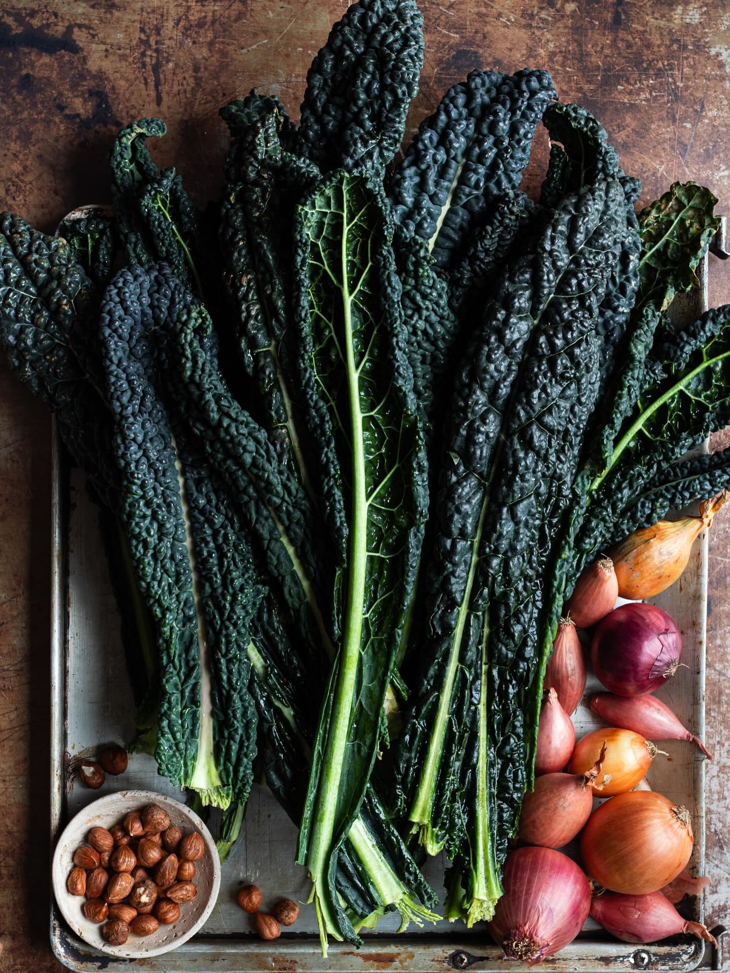 „Green Friday - statt Black Friday“ 🌱
Bei uns dreht sich heute alles um Grün. Unser Palmkohl - auch bekannt als Schwarzkohl ist nicht nur wunderschön anzusehen, sondern auch ein echtes Superfood: regional, saisonal und nährstoffreich.
Palmkohl ist reich an Vitaminen und ein guter Eisen und Kalziumlieferant. Aber probiert selbst, den er ist super vielseitig in der Küche einsetzbar. Eine tolle Gemüsebeilage, Zutat in Eintöpfen, zu Pasta, als Chips oder in Form von Pesto. #palmkohl #schwarzkohl #regional #wintergemuese #kohlgemuese #grün #greenfriday #blackfriday #aktion #regionaleinkaufen #hofladen #kochen #pesto #kochenistliebe #hofladenlang #wochenmarkt #wochenmarktlörrach #genuss #rezeptidee #wintersweiler #kandern #karsau #schwörstadt #basel #lörrach #weilamrhein #rheinfelden #efringenkirchen @julia_schueler Eins meiner liebsten Fotos vom Workshop.