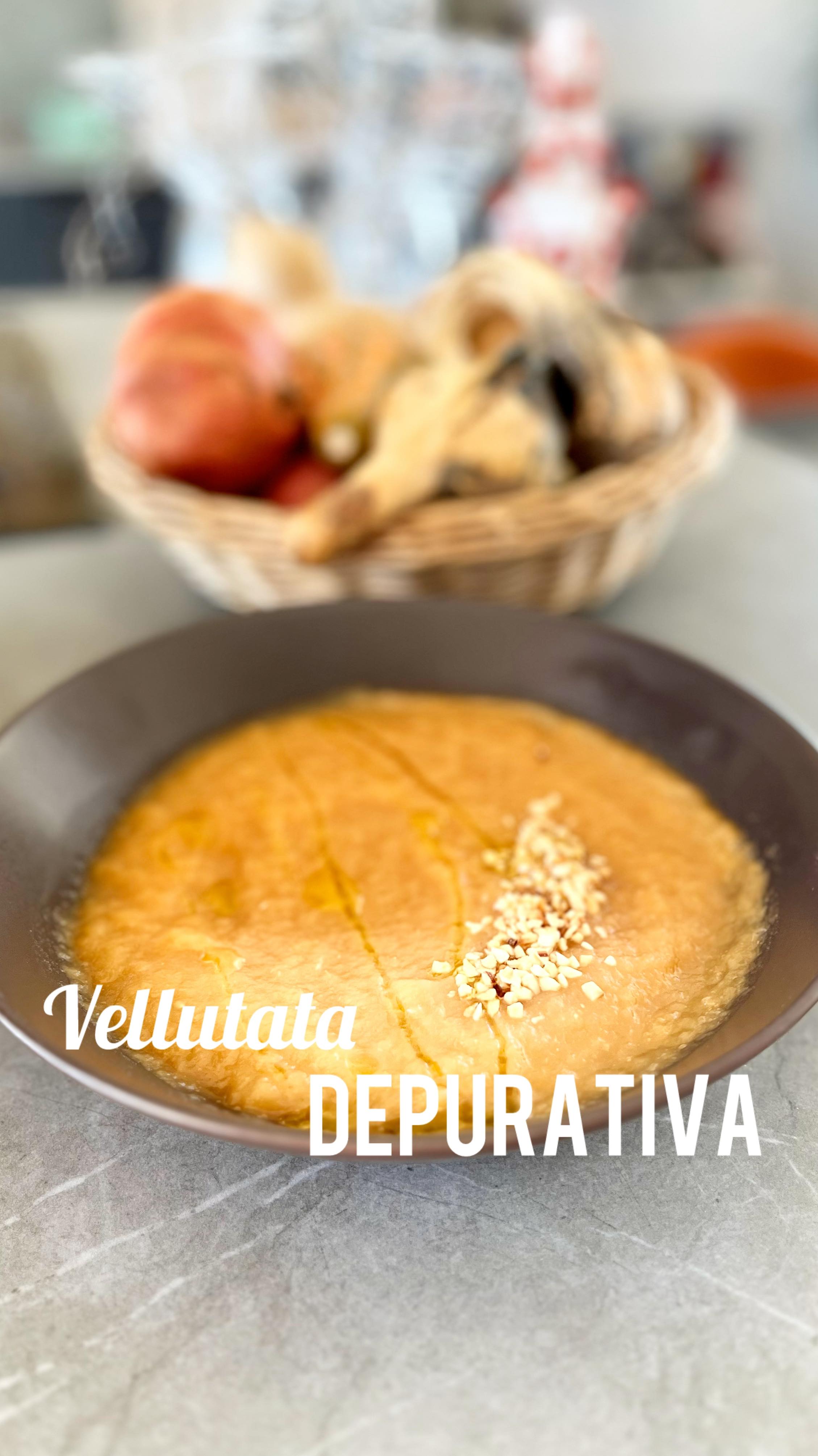 ✨ VELLUTATA DEPURATIVA ✨
Me l'avete chiesta in tanti e quindi eccola.
Per questa ricetta devo ringraziare la mia amica e nutrizionista di fiducia Denise di @naturhouse.mondovi : una velllutata che aiuta a depurare l'organismo.
Si. Il weekend mangio tanto. (o durante feste e festività 😅), e il giorno dopo mi sento sempre gonfia e appesantita…così a pranzo e cena preparo questa vellutata leggera e depurativa.
(Ovviamente non è un pasto completo: usatela come prima portata, dopo continuate con proteine e verdure!)
Ingredienti (per 3–4 porzioni):
🥬 2/3 gambi di porro
🧅 3 cipolle
🌿 2/3 gambi di sedano
🍅 2 pomodori
🫑 3 peperoni (facoltativi)
💧 1,5 L d’acqua
Procedimento:
Taglia le verdure, porta l’acqua a ebollizione e cuoci per 30 minuti.
Scola, frulla tutto fino a ottenere una crema liscia… e il piatto depurativo è pronto! ✨
Questa è solo la ricetta, mi raccomando per sapere cosa mangiare in una giornata "depurativa" vi consiglio di chiedere a Denise @naturhouse.mondovi che come professionista saprà consigliarvi al meglio.
#vellutata #vellutatadiverdure #ricettaleggera #ricettadetox #detoxnatural #ricettesane #healthyrecipes #mangiaresano #nutrizioneconsapevole #healthyfoodlover #comfortfoodlight #postfesta #idratarsi #depurarsi #detoxday #eatpοrn