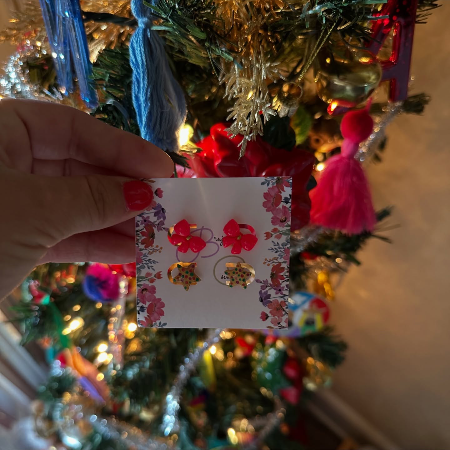 Navidad con Mix and Match 🎄
Aquí algunas combinaciones (cada par de pantallas se vende individual)
Selecciona la combinación que más te guste de cada par de pantallas.
1 x $6
2 x 10
4 x 18
Información adicional en la página WEB 🫶🏼
#greenwitch #boricuagirl #clayjewelry #craftespañol #fyp #puertoricotiktokt #magiatiktok #magiccraft #boricua🇵🇷 #boricua #craftideas #crafttok
#apoyalocalpr #polymerclayearrings #clayearrings #shopsmall #boricua🇵🇷 #handmade #clayallday #polymerclayearrings #polymerclaytutorial #polymerclayartist #arcillapolimerica #arcillapolimericatips #polymerclaycreations #resina #resinajewelry #resinaccessories #PolymerClayCreations
#ClayCutters #ClayCommunity #SmallBizSupport