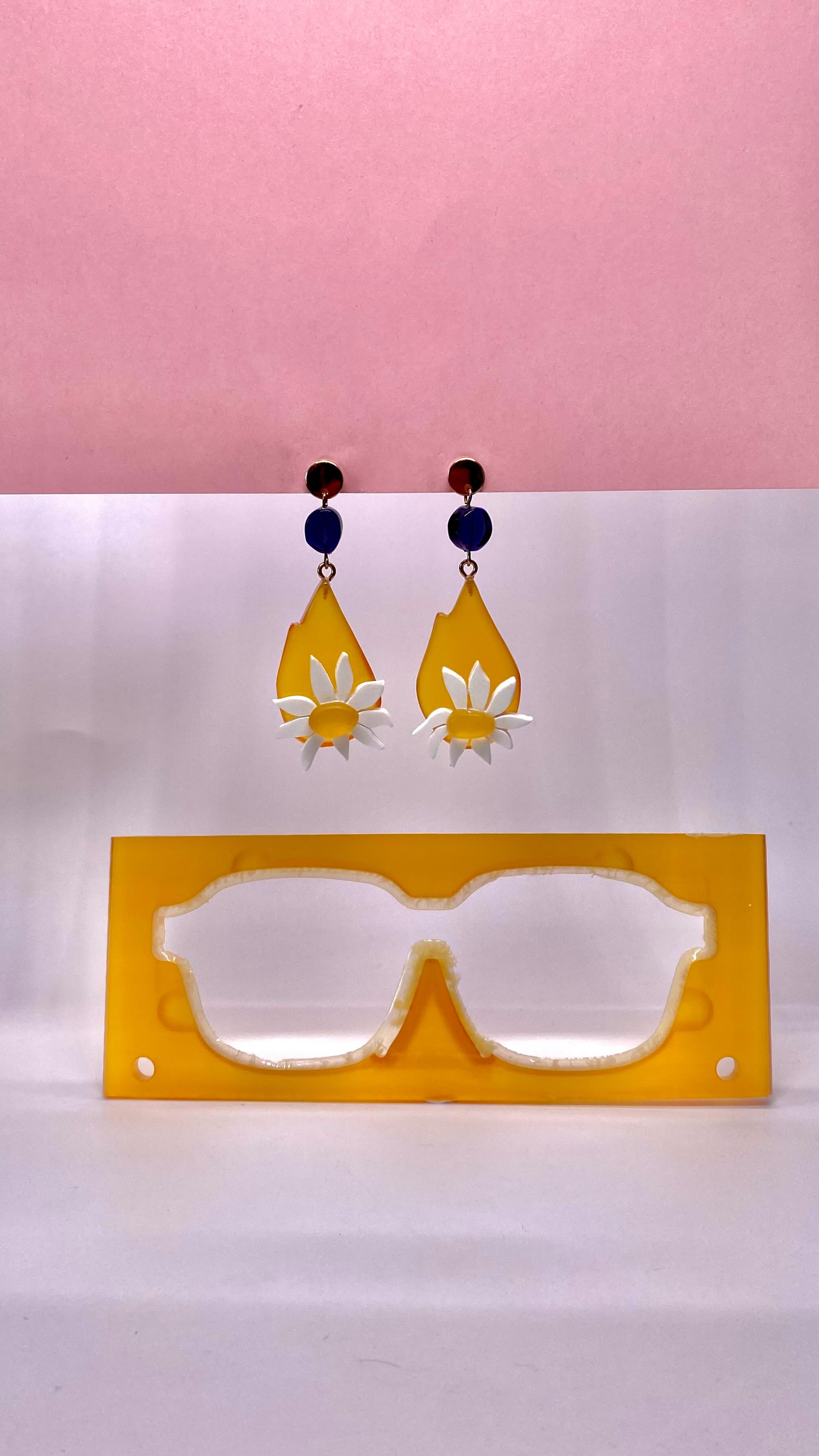 Je transforme son logo en boucles d’oreilles et en plus c’est upcyclés ! Quoi demander de plus ? 🥰❤️
Si tu me connais pas moi c’est Isabelle, je recycle les chutes de lunettes en bijoux uniques ! ✨🎨