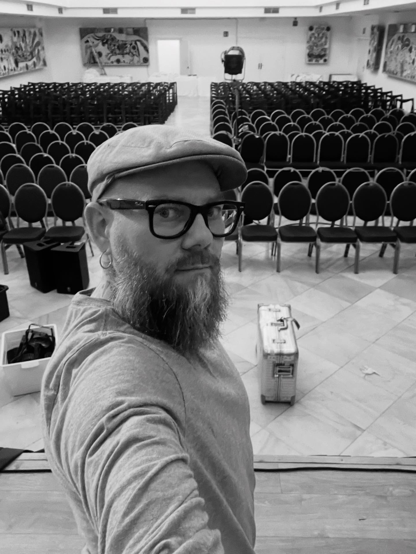 Kohti tuntematonta 😃sotilasta. Kovaa raksaamista ja huomista ensi-iltaa kohti 😃 taas tulee timanttia 💎🙏🏼
#teatteri #rakentaminen #esitys #tekniikka #tekniikkakusee #äänimaailma