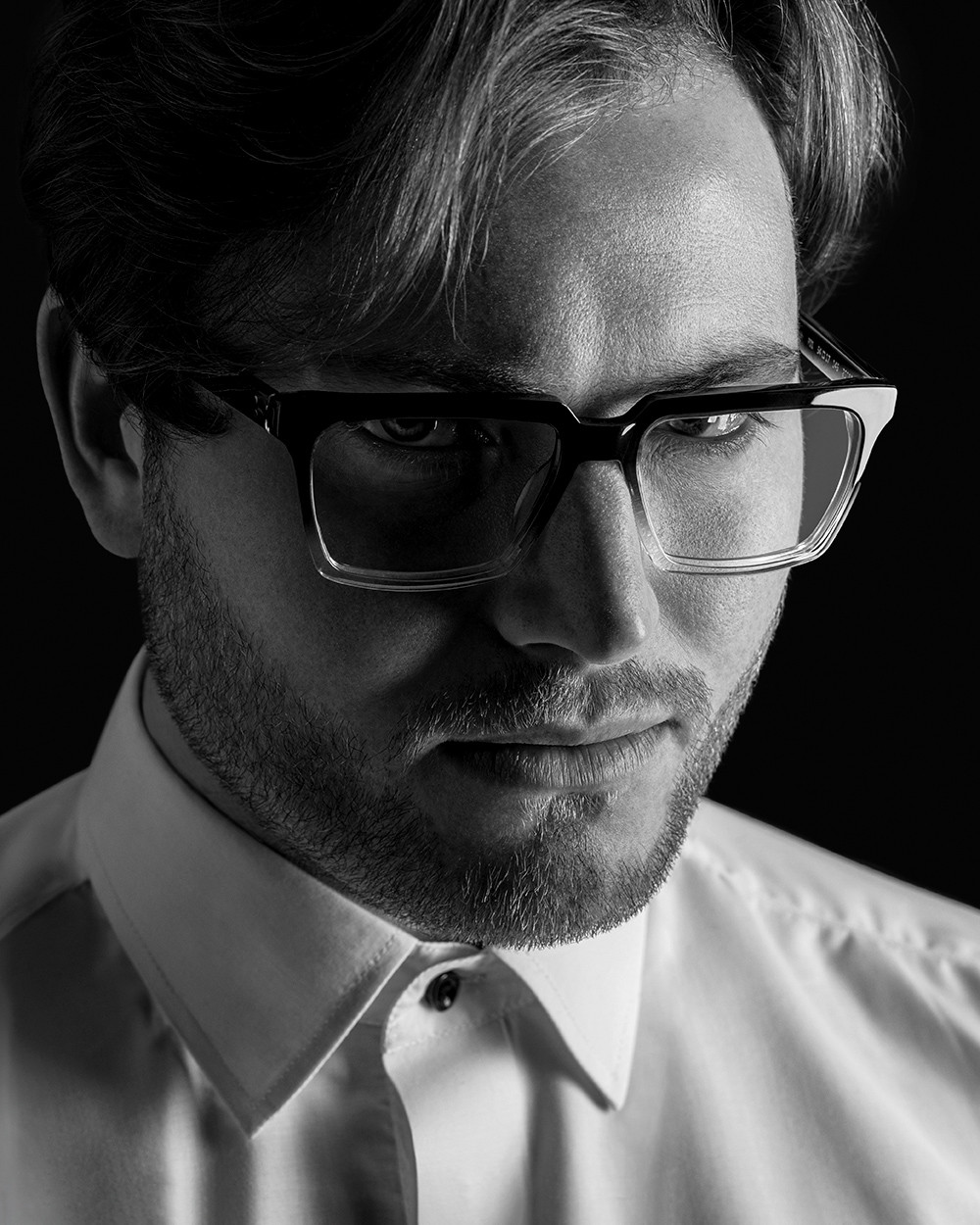 ION Eyewear.
Graphic silhouettes, bold eye shapes and graduating opacities across materials invoke an investigation into the perception of identity and a celebration of individual expression.
#ioneyewear #caroneyewear #opticians #independentopticians