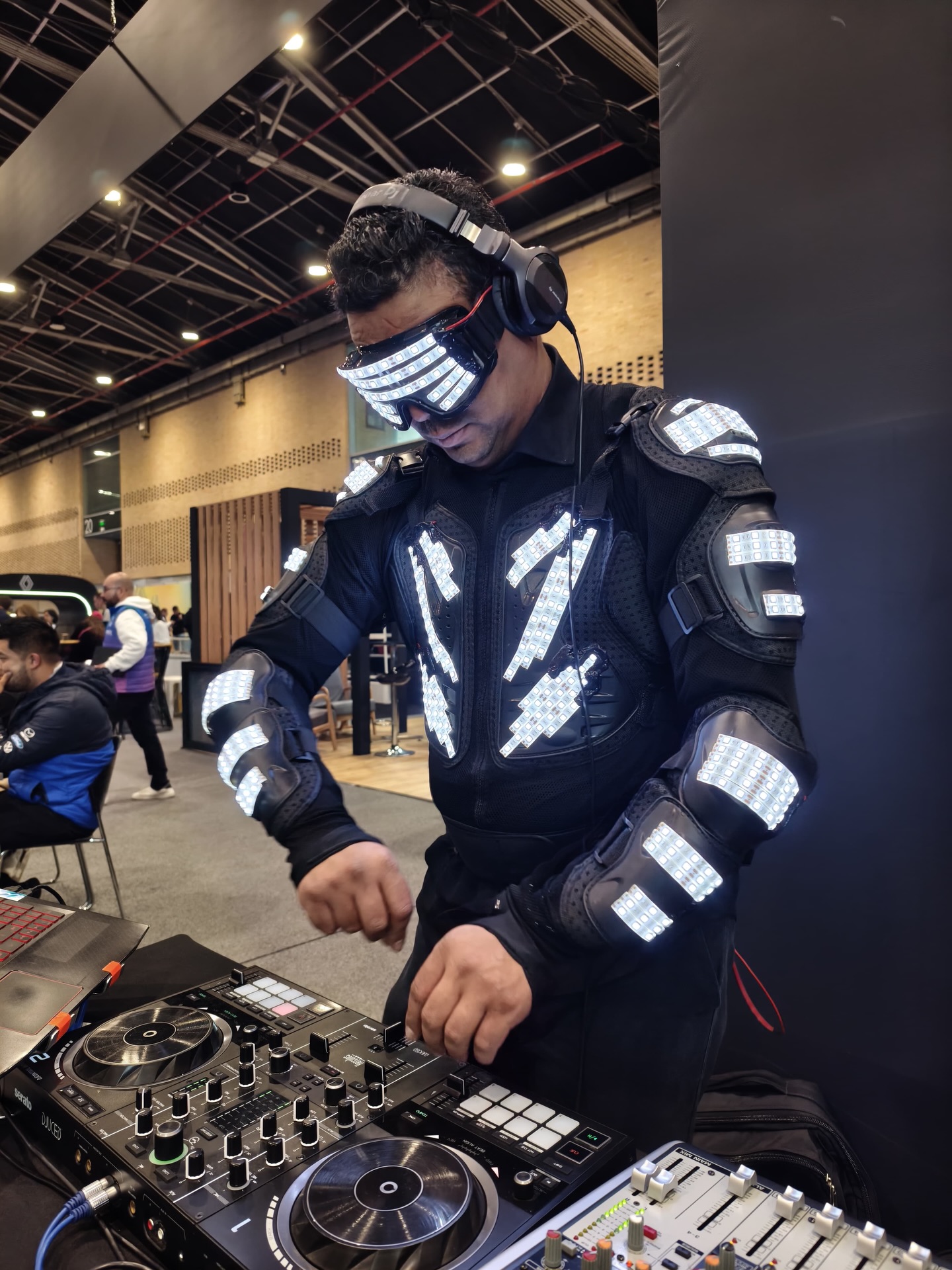 Descarga Producciones estuvo presente en la Feria del Automóvil en Corferias 🚗✨
Capturamos cada detalle desde el stand de @renault_co , donde la innovación y la potencia se encontraron con nuestro lente. Una experiencia llena de energía, motores y creatividad. ¡Así vivimos el futuro sobre ruedas! 🔥🎥
#DescargaProducciones #FeriaDelAutomóvil #Renault
#Corferias #ProducciónAudiovisual #AutoLovers