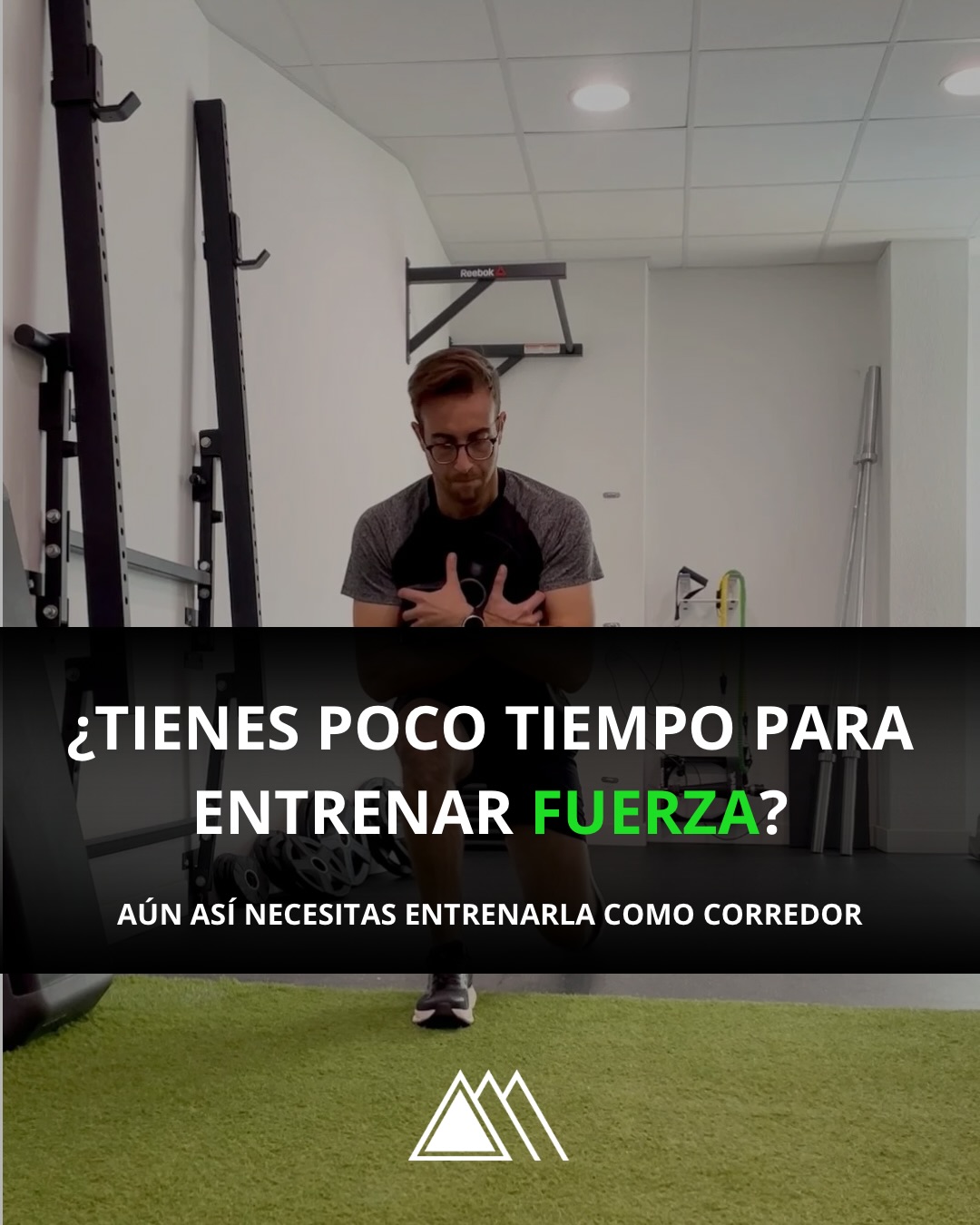 Muchos corredores creen que necesitan horas de gimnasio para notar mejoras corriendo…
Pero la evidencia es clara: con 2 sesiones de 30 min a la semana puedes mejorar fuerza, economía y rendimiento en trail, siempre que entrenes lo que toca y de la forma correcta.
La clave está en priorizar la musculatura que realmente marca la diferencia:
🔥 Sóleo y gemelos → motor en subidas y economía
🔥 Glúteo mayor y medio → potencia y estabilidad
🔥 Cuádriceps → fundamental en bajadas y control excéntrico
🔥 Isquios → estabilidad lumbopélvica y mecánica eficiente
🔥 Core profundo → transferencia y control postural
No se trata de hacer mil ejercicios…
Se trata de elegir bien y entrenar con intención.