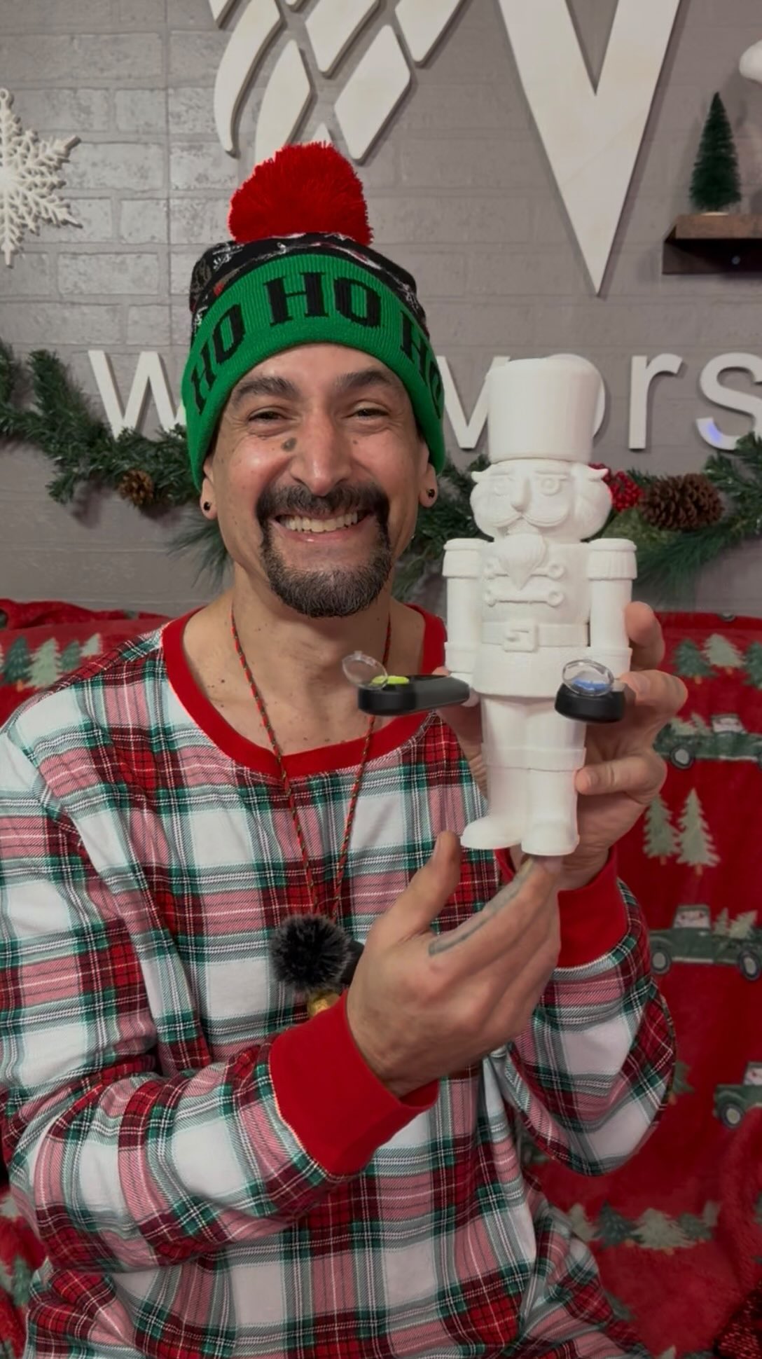 Happy Holidays! The magic bean cracker. For more info click link in bio#