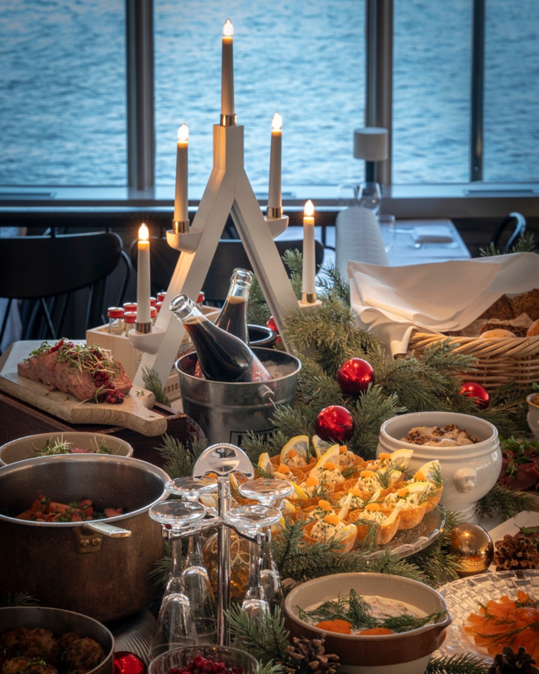 Verandan stängd idag och imorgon (mån/tis) – La Cambusa öppen!
Vi jobbar hårt för att leverera det maffigaste julbordet 💪 Men för att göra det måste köket verkligen fokusera.
Därför stänger vi Verandan idag och öppnar i stället La Cambusa en våning ner. Där kan du njuta av fantastisk italiensk mat medan vi väntar in julens varma rätter. 🍝
På onsdag smäller det. Då är du varmt välkommen på julbord med alla dina favoritsmaker.
Boka bord på waxholmshotell.se/julbord