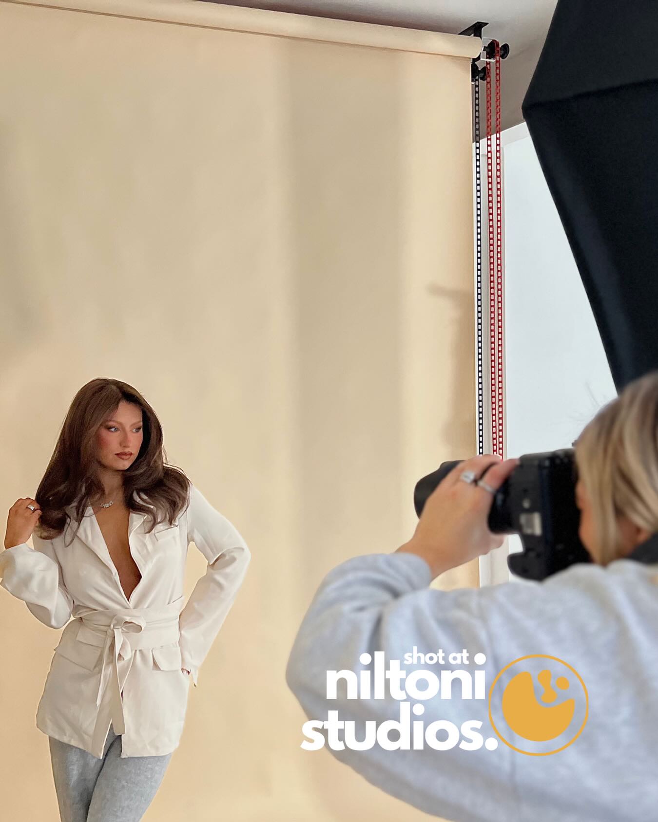 At Niltoni Studio, natural light is our superpower. Whether you want a soft, sun-kissed look or a controlled, shaded setup, we’ve got you covered with versatile backdrops, a clean scoop, and blinds so you can shape the sunshine your way.
Photographer: @caitlinburkephotography
Model: @danigmakeup
Shot at: Niltoni Studios.