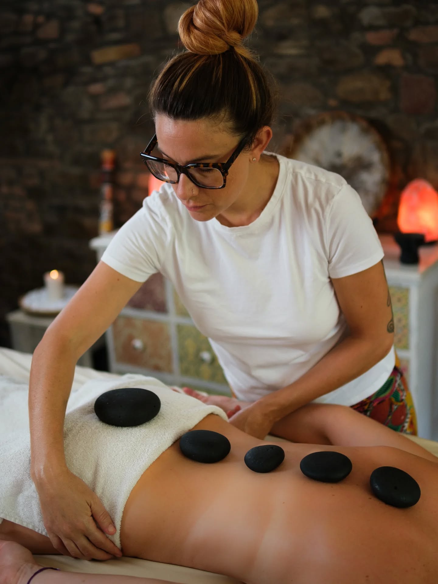 Un Abbraccio di Calore per Mente&Cuore
Ti è mai capitato di sentire quel "freddo dentro", quella stanchezza che ti accompagna in questi giorni in cui da 20 grati siamo passati a 2 gradi
Il nostro corpo, tra sbalzi termici, stress e ritmi intensi, a volte dice: STOP ⚠️
Ho la soluzione perfetta per coccolarti e ricaricarti: l'Hot Stone Massage (il massaggio con le pietre calde) 🔥
✨ Immagina: un'oasi di pace, un calore avvolgente che scioglie ogni tensione e ti lascia una sensazione di Leggerezza 🪶 e Nuova Energia 🔋.
Questo massaggio è una vera magia! Oltre a rigenerare la mente, le pietre calde hanno un incredibile potere:
Decontratturante 💪
Disintossicante 💧
Rivitalizzante ✨
Per offrirti il massimo del benessere, il tuo appuntamento richiede una preparazione speciale: le pietre vengono scaldate nel loro contenitore tra i 60-70^\circ C 🌡️ con sale e oli essenziali, per mantenere la loro energia al massimo e accoglierti con un meraviglioso profumo di BENESSERE che avvolge subito cuore e spirito. 💖
Se senti che è il momento di un caldo abbraccio e di un profondo rilassamento...
👉 Prenota subito il tuo Hot Stone Massage!
Ed io sarò lieta di riceverti e preparare la tua oasi di pace perfetta.
Non vedo l'ora di coccolarti! 🕯️🪷
#HotStoneMassage #MassaggioPietreCalde #CaloreEBenessere #RelaxTotale #SinergiaCorpoMente #AutunnoRelax #CoccolaDelGiorno #BenessereOlistico