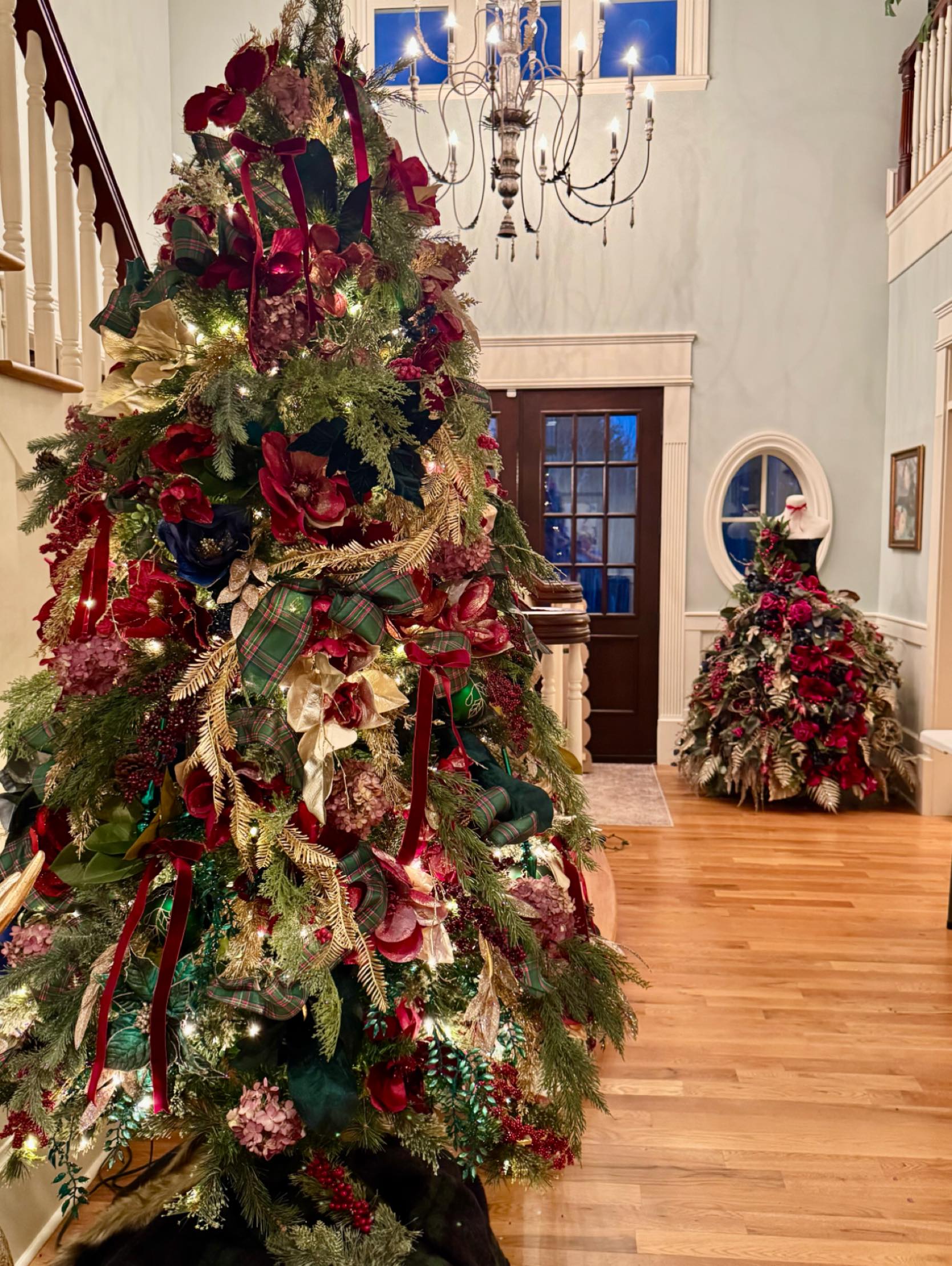 Happy Tuesday!
I have been very busy decorating*my home for Christmas between a very busy work schedule. This year I am really changing how I approach Christmas decorating. Rather than each tree having its own theme I have created a theme throughout the house. Every room and every tree carries that colour theme throughout it.
The Ralph Lauren Christmas Decor obsession is not new to me, in fact, I was only about 35 years ahead of this decoration trend. I love tartans and plaid, rich reds for Christmas have often played a integral part in my holiday decorations. This year, I leaned into it heavily, and I must share I am loving how it’s turning out.
I am not quite done yet, it here is a sneak peek of my foyer tree and my mannequin tree.
#christmas #christmasiscoming #christmastreedecorating #christmastree #holidaydecor