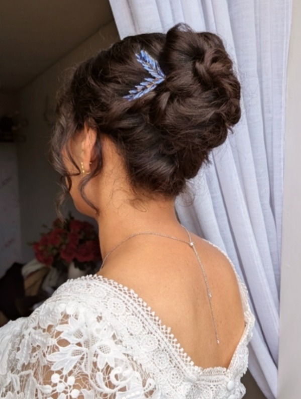 I had such a lovely, chilled morning at @millbrookestate alongside @maria_broome_photography for this wonderful winter wedding.
The brief for hair...whatever I thought would suit her in an updo. Full creative fun for me! Such lovely hair to style so I styled it into a mid height updo with some soft face framing curls. I loved the pop of blue on the hair clip too.
Swipe to see both angles....
What a lovely Bride who looked incredible, congratulations again to you both and hope you had the best day!
Save if you love this hairstyle for you
#millbrook #millbrookweddings #millbrookelopement #bridalhair #weddinghair #bridalhairstylist #weddinghairstylist #bridalupdo