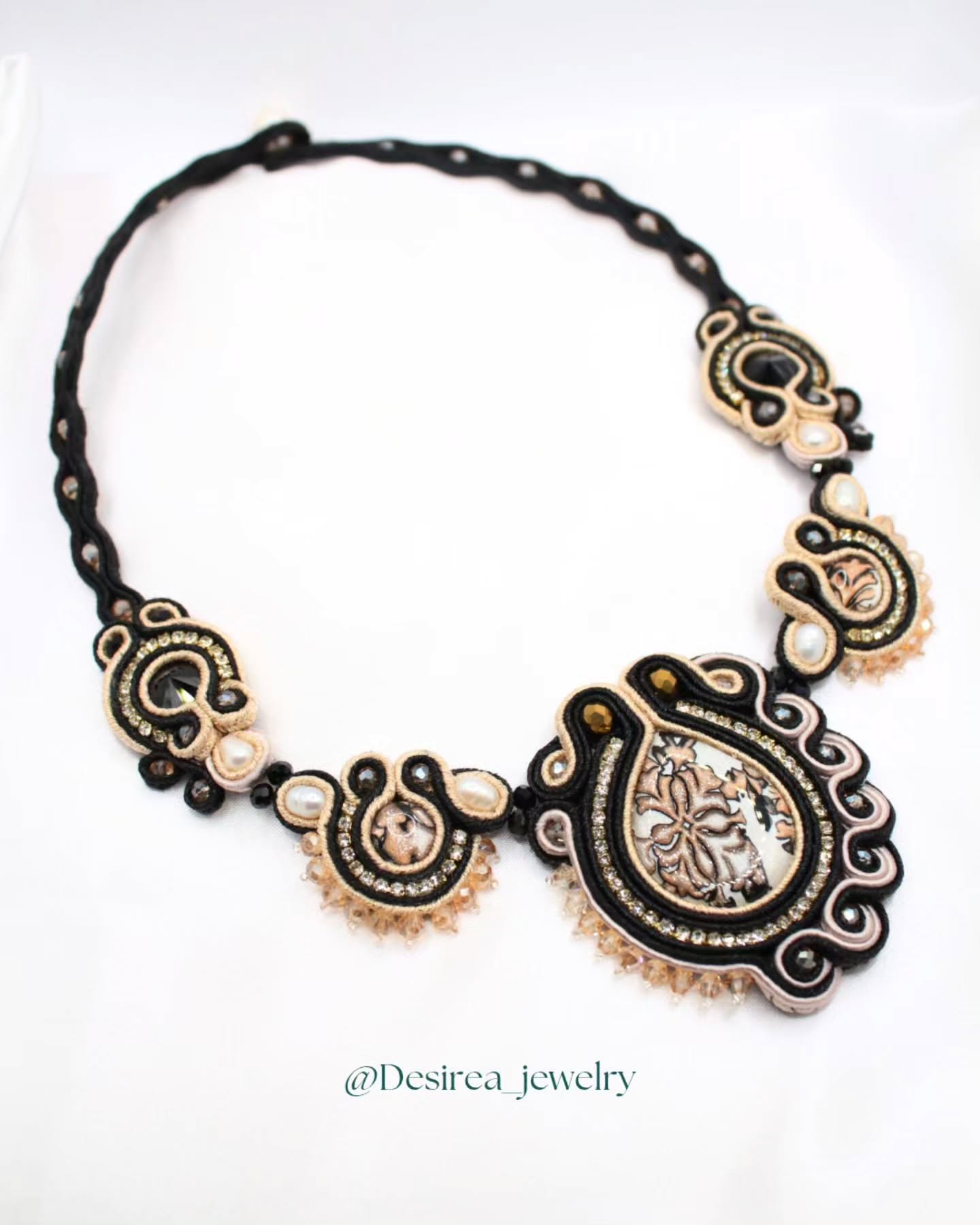 Venezia è un incanto che prende forma ✨️
Questa collana, realizzata interamente a mano con la tecnica del soutache, unisce cabochon artigianali e filati italiani in una lavorazione che richiede ore di precisione, pazienza e cura.
Ogni dettaglio racconta la delicatezza delle calli, i riflessi dell’acqua, la bellezza silenziosa che solo Venezia sa svelare.
Un gioiello pensato per accompagnarti con eleganza, come una luce che rimane impressa.
---
Venice is a wonder taking shape ✨️
Handcrafted with the soutache technique, this necklace brings together artisan cabochons and fine Italian threads, shaped through hours of meticulous work to achieve perfect balance and detail.
Every element echoes the quiet beauty of the city — its reflections, its poetry, its timeless allure.
A piece designed to grace you with elegance, like a light that lingers.
#Venice #Italy #Madelnltaly #soutache #jewelry