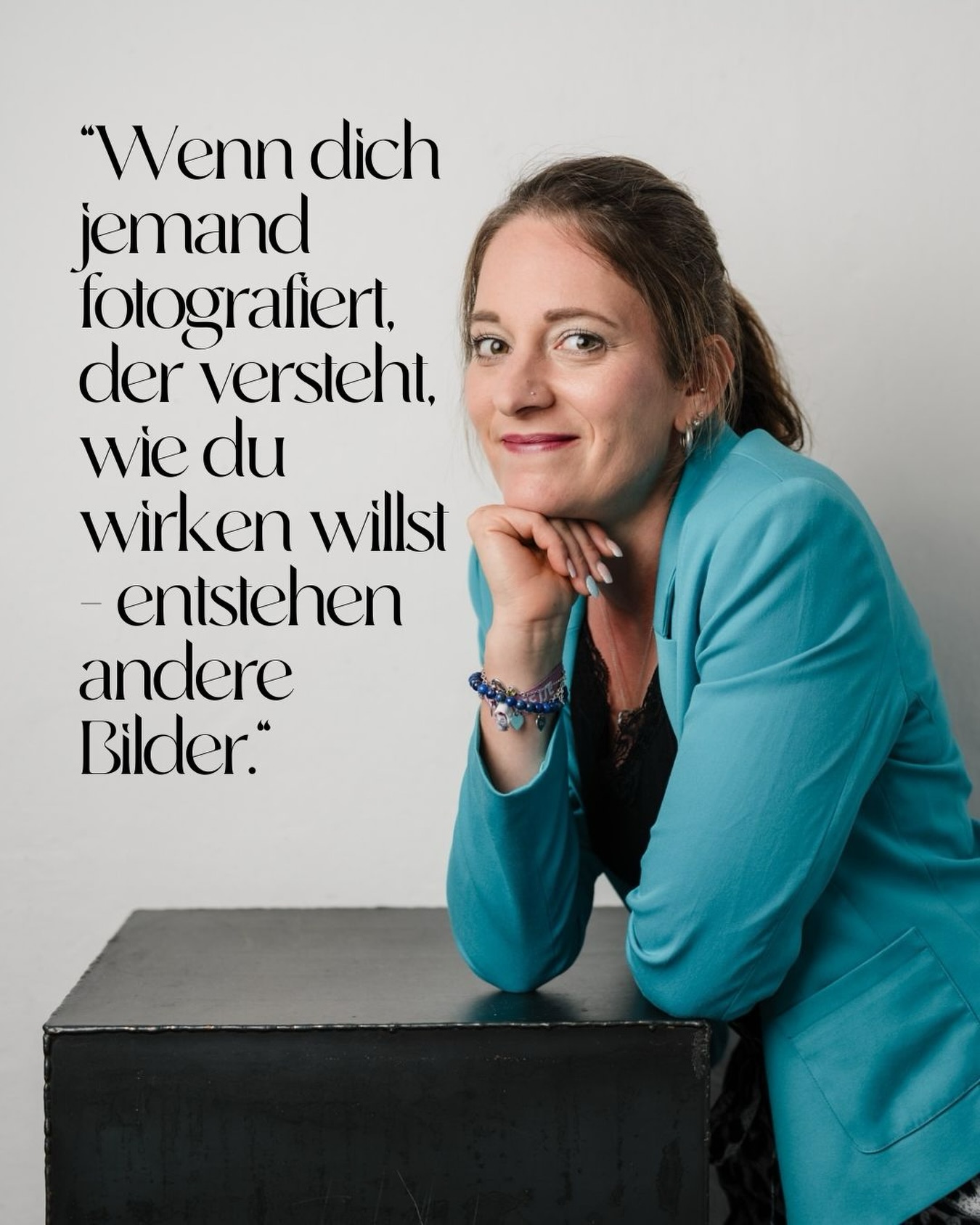 ls Coach verkaufst du keine Produkte â du verkaufst Vertrauen.
Und dafĂŒr brauchst du Bilder, die deiner Energie entsprechen.
Weil ich selbst die Ausbildung zur Color & Style Coach gemacht habe, verstehe ich, wie wichtig es ist, dass Farben, Formen & Licht mit dir arbeiten, nicht gegen dich.
Ich achte auf:
â Farben, die dich unterstĂŒtzen
â Posen, die zu deiner Figur & PrĂ€senz passen
â HintergrĂŒnde, die deinem Auftritt Tiefe geben
Denn dein AuĂenauftritt ist keine Deko â er ist ein Statement.
In meinen Shootings bekommst du:
đž Alle Portraits
đ„ Videosequenzen
đš Ein stimmiges Set aus Bildern, Farben & Inhalten
đ Einen Leitfaden, wie du alles in Canva & Social Media umsetzen kannst
FĂŒr mehr Klarheit. FĂŒr mehr Sichtbarkeit. FĂŒr mehr du.