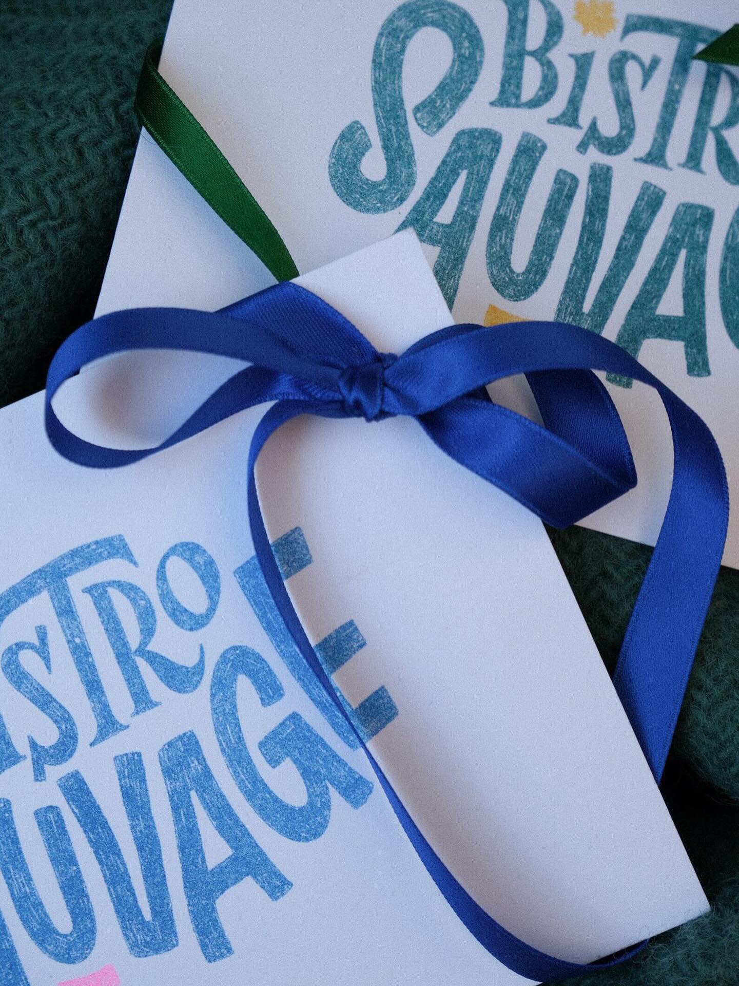 Cadeau 🎁
Et si on offrait moins de biens matériels pour privilégier des moments de vie ?
Les instants partagés sont de loin les plus précieux et créés des souvenirs qui restent ancrés dans nos cœurs.
Ne cherche plus, offre une jolie table aux personnes que tu aimes. Promis on va les chouchouter !
Réserve ton bon cadeau sur notre site. On peut aussi t’en faire un format papier à glisser sous le sapin si tu passes nous voir.
Bisous les Sauvageons
📷 @floupictures the best ❤️
#annecy #restaurant #boncadeau