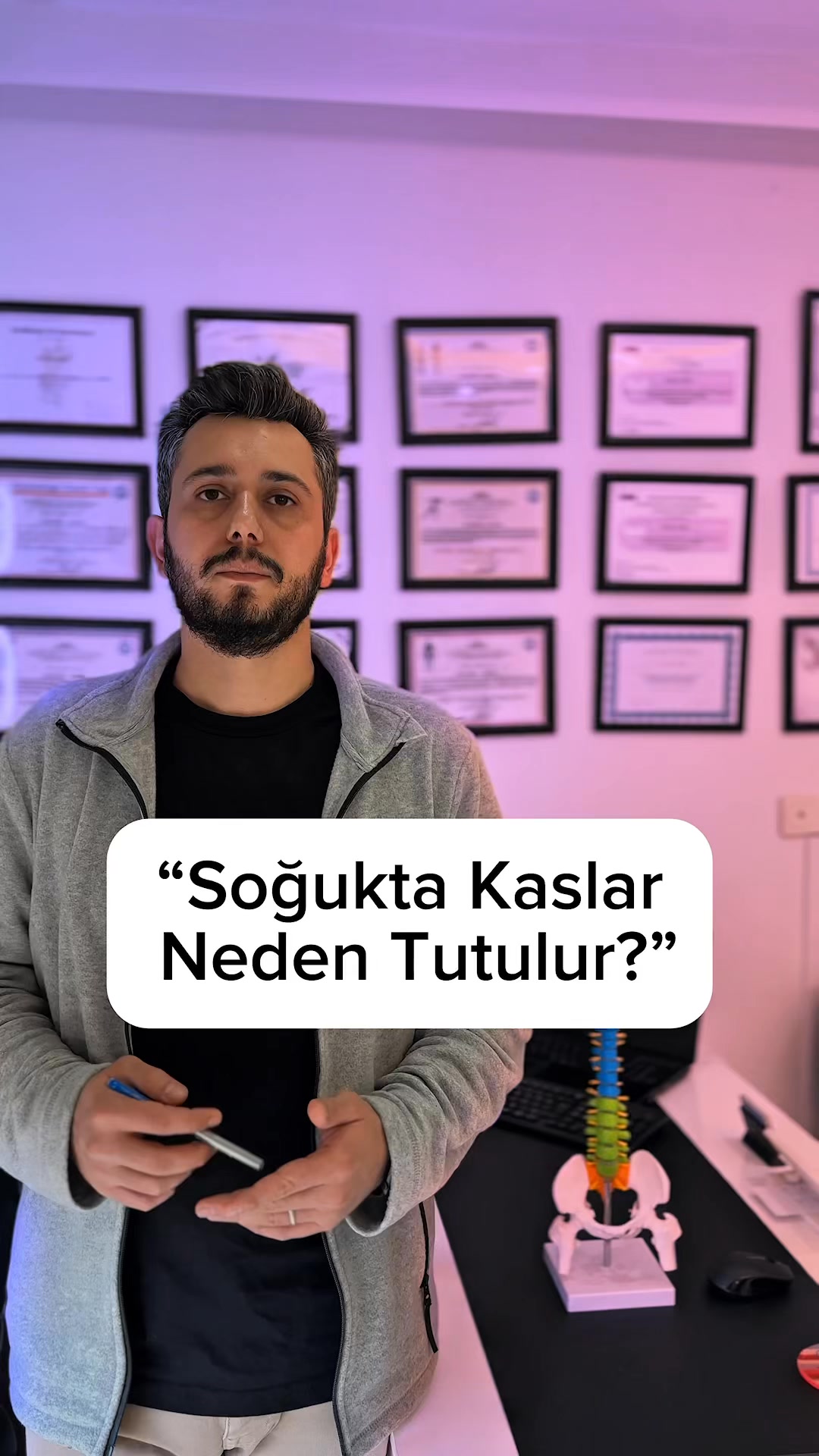 Soğuk havalarda kas tutulmalarının daha sık yaşanması oldukça yaygın bir durumdur.
Soğukla birlikte kas dokusuna giden kan akışı azalabilir ve kaslar daha sert bir durumda kalma eğilimi gösterebilir. Bu durum, kasların gevşeme kapasitesini zorlaştırabilir.
Günlük yaşamda uzun süre hareketsiz kalmak, ani hareketler yapmak ya da kaslar yeterince hazır olmadan yüklenmek, soğuk havalarda tutulma hissini daha belirgin hale getirebilir.
Özellikle boyun, sırt ve bel çevresindeki kaslar bu duruma daha duyarlı olabilir.
Kasların nasıl tepki verdiği; kişinin günlük hareket alışkanlıkları, duruş farkındalığı ve çevresel koşullarla yakından ilişkilidir.
Bu nedenle soğuk havalarda vücut farkındalığı ve hareket düzeni daha da önem kazanır.
📎 Bu içerik genel bilgilendirme ve farkındalık amacıyla hazırlanmıştır.
Teşhis ve tedavi niteliği taşımaz.
#bilgilendirme
#kastutulması
#soğukhava
#hareketfarkındalığı
#postür
#omurgasağlığı
#fizyoterapi #fizyoterapist