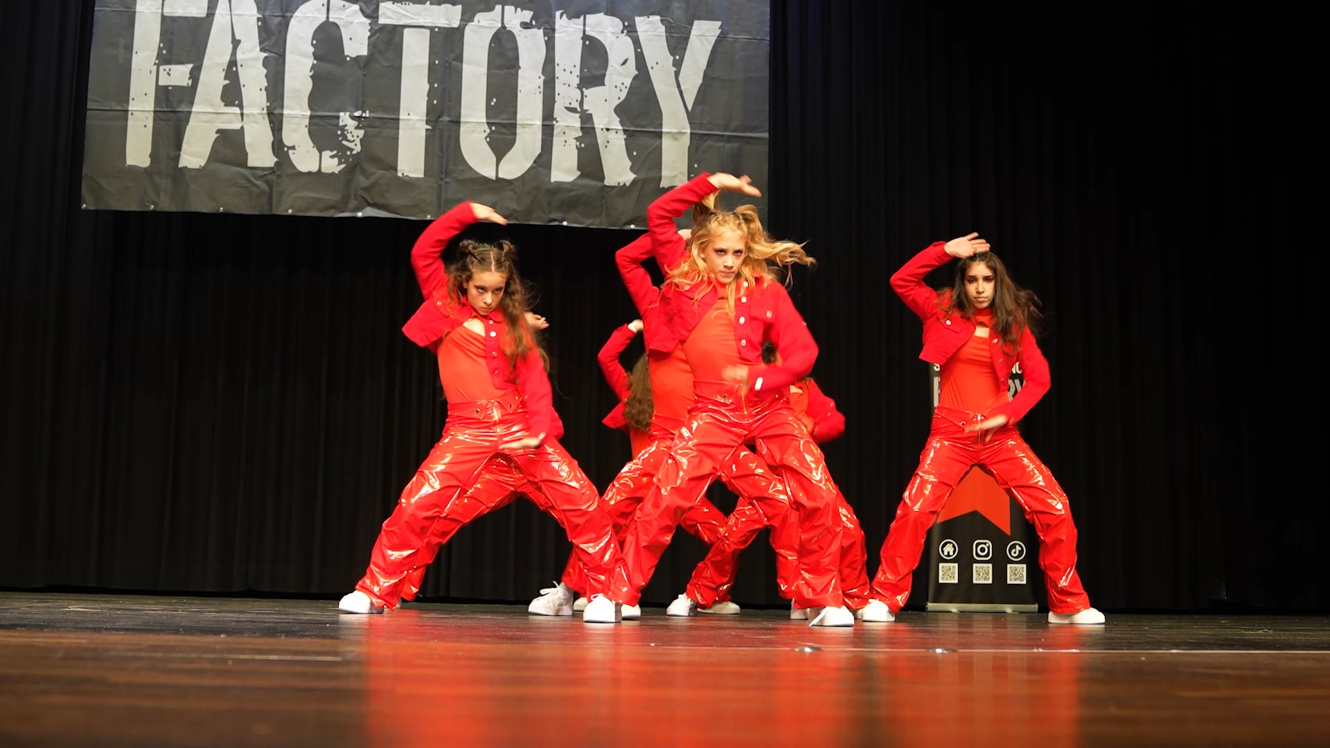 Das war unser starker 4. Platz bei der Deutschen Meisterschaft der @streetdancefactory – und darauf können wir richtig stolz sein!
Für die kommende Saison packen wir unter der Leitung von @jonasflorian_ noch eine ordentliche Schippe Skills obendrauf. Bleibt gespannt
– it’s gonna be epic! 🔥🖤
*
Zum Schluss noch ein warmes Willkommen an all unsere neuen Crew-Mitglieder – schön, dass ihr dabei seid, die kommende Saison wird WILD!✨