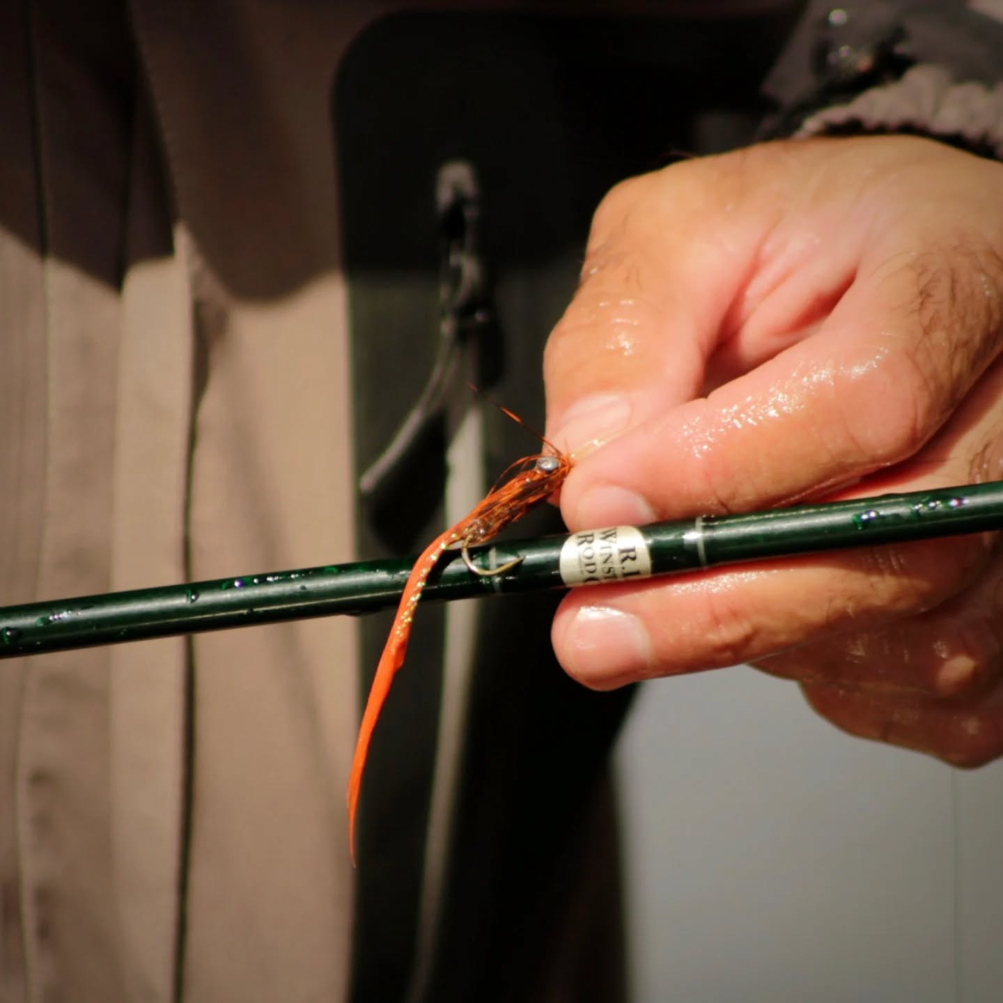 Noviembre en su máximo esplendor: buen clima, excelentes capturas y una temporada que viene mostrando todos sus matices.
Cada día en el lago es distinto, único… y noviembre nos está regalando jornadas que quedan grabadas: mañanas calmas, tardes de viento lleno de historias y truchas que sorprenden en cada rincón.
Un día de pesca en la Patagonia es mucho más que buscar un trofeo.
Es dejar que el tiempo afloje, respirar profundo, elegir la mosca correcta y escuchar al lago cuando te habla en silencio.
Es ese mate en la costa, las risas entre lances y esos momentos donde uno siente que todo encaja.
Esta temporada está siendo especial, auténtica, llena de emociones y capturas inolvidables.
Y queremos invitarte a vivirla:
vení solo, en familia o con amigos… la experiencia siempre te encuentra.
.
.
Amarra ⚓ @puertoelma
.
#FlyFishing #PescaEnLaPatagonia #PescandoLaPatagonia #FishingLife #CatchAndRelease #Truchas #PatagoniaArgentina #OutdoorLife #NatureVibes #FishingMoments #LagoTraful #VillaLaAngostura #AventuraPatagónica #PescaConMosca #Puyenes