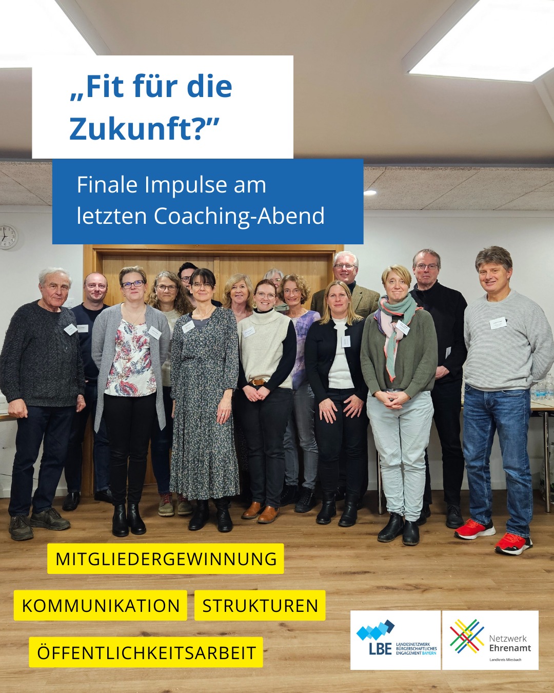 Unser vierter und letzter Abend im Vereinscoaching brachte die Ergebnisse der vergangenen Wochen zusammen und gab den Vereinen noch einmal wertvolle Impulse für ihre Arbeit.
Zu Beginn formulierten die Teilnehmenden konkrete und messbare Ziele für das Jahr 2026 und tauschten diese mit einem anderen Verein aus. Dabei wurde schnell deutlich, wie herausfordernd es sein kann, Ziele wirklich präzise und messbar zu formulieren.
Im zweiten Teil des Abends ging Coach Michael Blatz auf zentrale Fragen der Kommunikation ein. Mit einem Blick auf typische Kommunikationsschleifen zeigte er, wie man festgefahrene Gespräche durch kluge Fragen wieder in Bewegung bringen kann.
Auf Wunsch der Vereine standen außerdem Themen der Öffentlichkeitsarbeit auf dem Programm. Es ging um den Kontakt zu Redaktionen, um die wichtigsten Punkte einer guten Pressemitteilung und um Fotos. Dazu gehörten auch Hinweise zu Social Media, Redaktionsplanung und der Frage, wie Vereine ihre Zielgruppen gezielt erreichen können.
Wir freuen uns über vier intensive Abende voller Austausch, neuer Perspektiven und konkreter Schritte für die Zukunft. Danke an alle Vereine, die so engagiert mitgearbeitet haben.
Ermöglicht wurde das Coaching durch unsere Zusammenarbeit mit dem LBE Bayern und der Förderung des Bayerischen Staatsministeriums für Familie, Arbeit und Soziales.
@lbebayern
@bayerisches_sozialministerium
@michael.blatz.beratung
@weltladenholzkirchen
@tsv_rottach_egern
@chor_orchesterverein_miesbach
@tvmiesbach
@feuerwehrschliersee
@das.bunte.haus.miesbach
#EngagiertInBayern #Vereinscoaching
#NEAvernetzt #Ehrenamt #Vereine