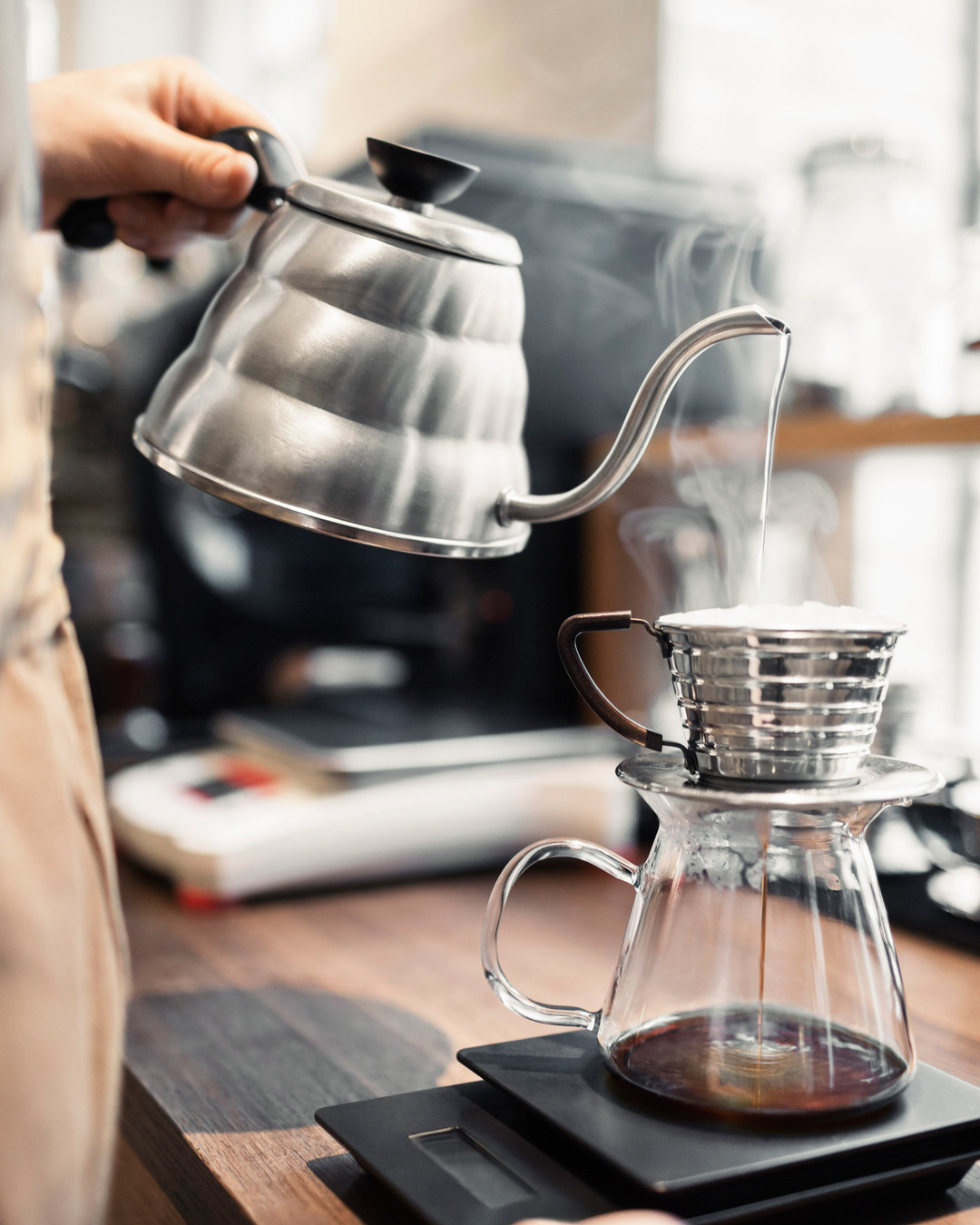 Love tasting-room clarity at home? We do too. Try these two simple brews to showcase Sandi Estate’s bright acidity and clean flavor from Chiriquí high-altitude terroir, fresh-roasted by McKinney.
Pour-over (V60 or similar): use a medium-fine grind, 1:16 ratio (20g coffee to 320g water), 3:30–3:45 total brew time. Expect lemon-lime brightness, tea-like body, and floral notes.
French press: coarse grind, 1:15 ratio (30g coffee to 450g water), 4:00 steep, plunge gently. Expect rounder sweetness, stone-fruit and honeyed finish with lingering clarity.
Want a tip? For extra clarity on pour-over, rinse your paper filter well and bloom for 30 seconds. We’re excited to hear which method brings out your favorite notes — tell us below. #SpecialtyCoffee #HomeBrew #PanamaCoffee #CoffeeTips 😊