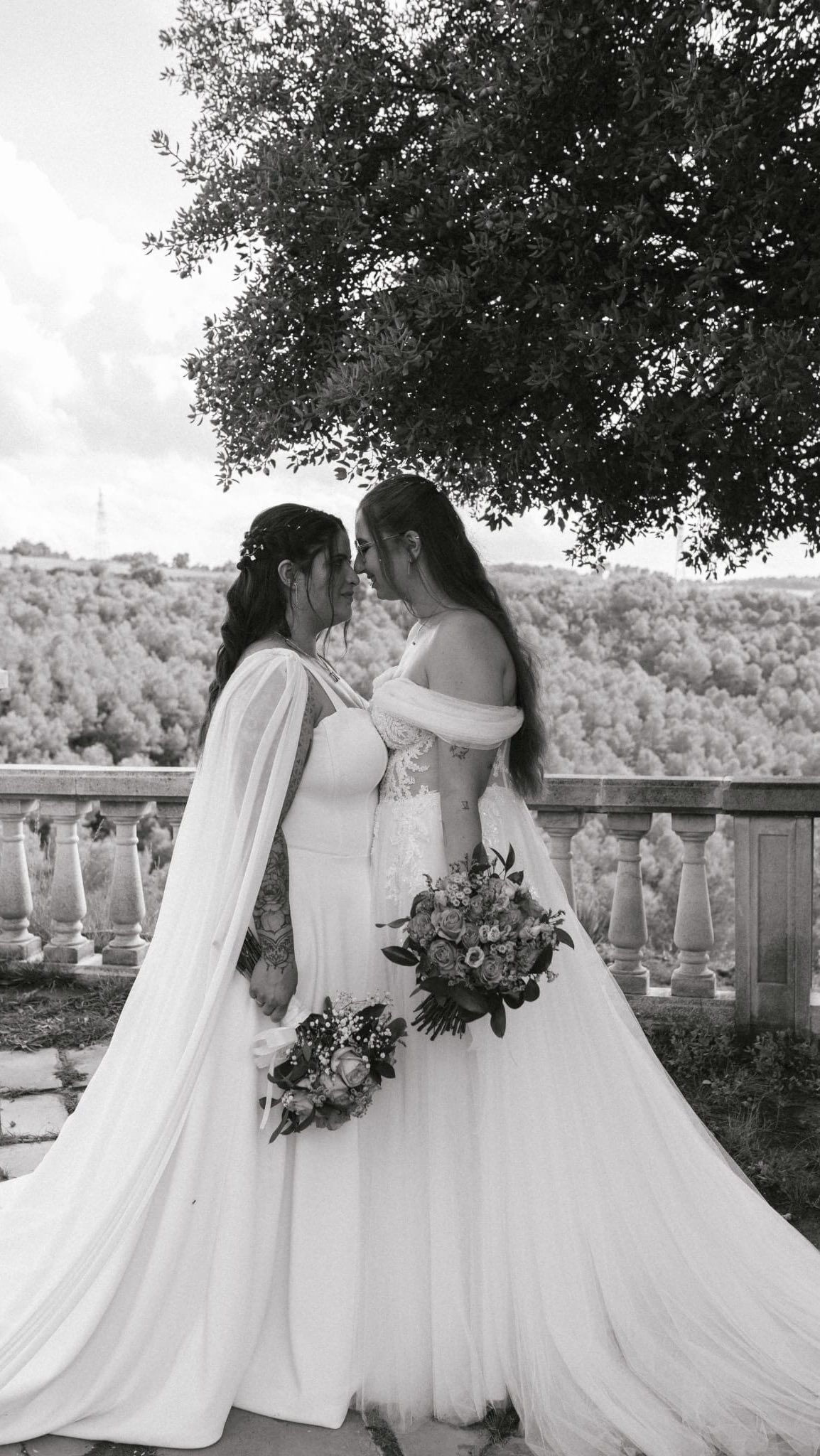 LOVE TELLING de la boda de @seguraa98 & @laiaeulii 👩❤️👩🏳️🌈🦮🐕🦺 en @can_gabarro_vell organizado por @classweddingbyandrea
Foto @sandraoheis.photography
Catering @carteringlallioca
Amando su dia especial con sus mascotas y su gente querida.#weddingvideo #historiasreales #videodebodabarcelona #weddingday #weddingvideography