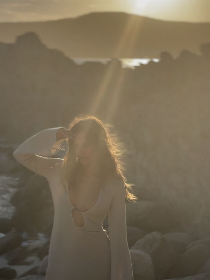 Where sea-glass meets sunlit gold ✨️
The Carmen Dress, a quiet shimmer of Luz de Mar.
SUMMER DROP LANDING FEB'26