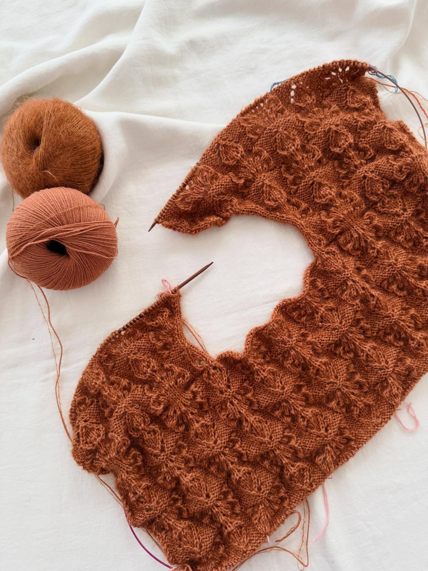 Starting into the weekend with a lot of lace and yes, you are right, I cannot put it down 🔥
.
.
.
Pattern in progress by me: #pierrecardigan
.
Wool: Soft Silk Mohair and Merino in the shade Copper by @knittingforolive
.
Advertising
.
#lace #laceknitting #stricken #strick #strickenmachtglücklich #strickenmachtsüchtig #strickenistmeinyoga #knitting #knittinglove #knittingaddict #knitknitknit #nevernotknitting #iloveknitting #handmade #slowfashionmovement #diy #diyfashion #knitter #knittersofinstagram #knittersgonnaknit #knitstagram #knitspiration #knittinginstagram #knittingismyyoga #tejer #strikking #tricoter #breien #strikk