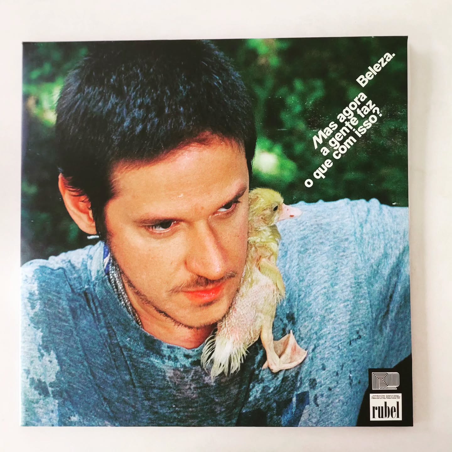 Diagnóstico honesto de uma geração.
Você não vai encontrar respostas prontas ao ouvir esse disco.
Rubel não fez um álbum. Ele entregou o diagnóstico completo de uma geração inteira: a geração que teve uma série de promessas sócio econômica, emocionais, etc...não cumprida.
🔥 Enquanto a música pop te vende a fuga, Rubel te obriga à introspecção . Ele é uma prova de que a MPB do Século XXI é mais profunda, mais política e muito mais inteligente do que você pensa.
Este disco é um documento fundamental . Ele mistura a poesia da geração beatnik (que você viu na Gang 90) com o caos do trap e a melancolia do folk , criando um manual de sobrevivência para quem se sente perdido no século 21.
👉 Quem aprecia o som analógico entende que o disco é a cápsula do tempo de uma era. Ter este vinil é ter uma prova de que você viveu e entendeu a maior crise de identidade da nossa história recente. É ter a trilha sonora do caos existencial em edição rara.
Temos poucos exemplares dessa pedrada musical. E sabemos que não vai durar . Está disponível agora em www.avozdovinil.com (Link na Bio, garanta o seu antes que vire lenda!).
Você concorda que este é o álbum que melhor define nosso caos? Comente sua faixa favorita e siga a gente para mais análises que você faz pensar.
#Rubel #BelezaMasAgoraAGenteFazOQueComIsso #MPB #VinilRaro #Colecionador #ManifestoExistencial #avozdovinil