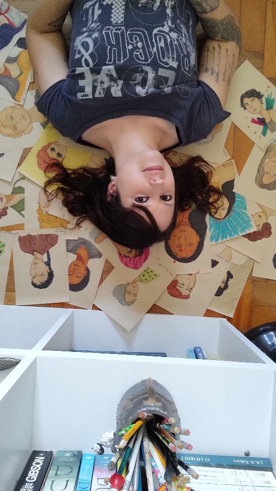 O projeto da Galeria das Extraordinárias chegou ao fim.
Foi quase um ano onde toda a semana eu conhecia e me aprofundava na história de uma mulher incrível. Um projeto que eu não imaginei que me levaria a novos questionamentos de vida, que me apresentou novos livros, novas músicas, que me fez conhecer mais sobre a história do nosso país e me fez valorizar ainda mais os direitos que já conquistamos e que nunca sequer imaginamos que um dia isso não era um direito.
Me fez acreditar mais em sororidade e perceber que nenhuma luta é pequena, são justamente os breves atos de fé, que refletem as grandes conquistas do futuro. Este projeto me colocou diversas vezes em lugares e realidades muito diferentes da minha e me despertaram a empatia para entender seus medos, suas lutas e sua coragem. Foram tantos sacrifícios ao longo do tempo de mulheres que precisam ter sua história contada.
Só tenho a agradecer a elas, que me abriram os olhos pra coisas novas, mesmo que muitas já tenham deixado esse plano há algum tempo. Talvez essa seja a beleza desse projeto, onde pude ajudar a perpetuar suas vozes na esperança de inspirar e de ajudar a ecoar sua mensagem de força e liberdade. Meu desejo é que no próximo ano, que está quase chegando, esse trabalho também possa inspirar você! inspirar novos atos, novas conquistas e novas vozes femininas. A mim eu sei que elas inspiraram.
#galeriaextraordinaria