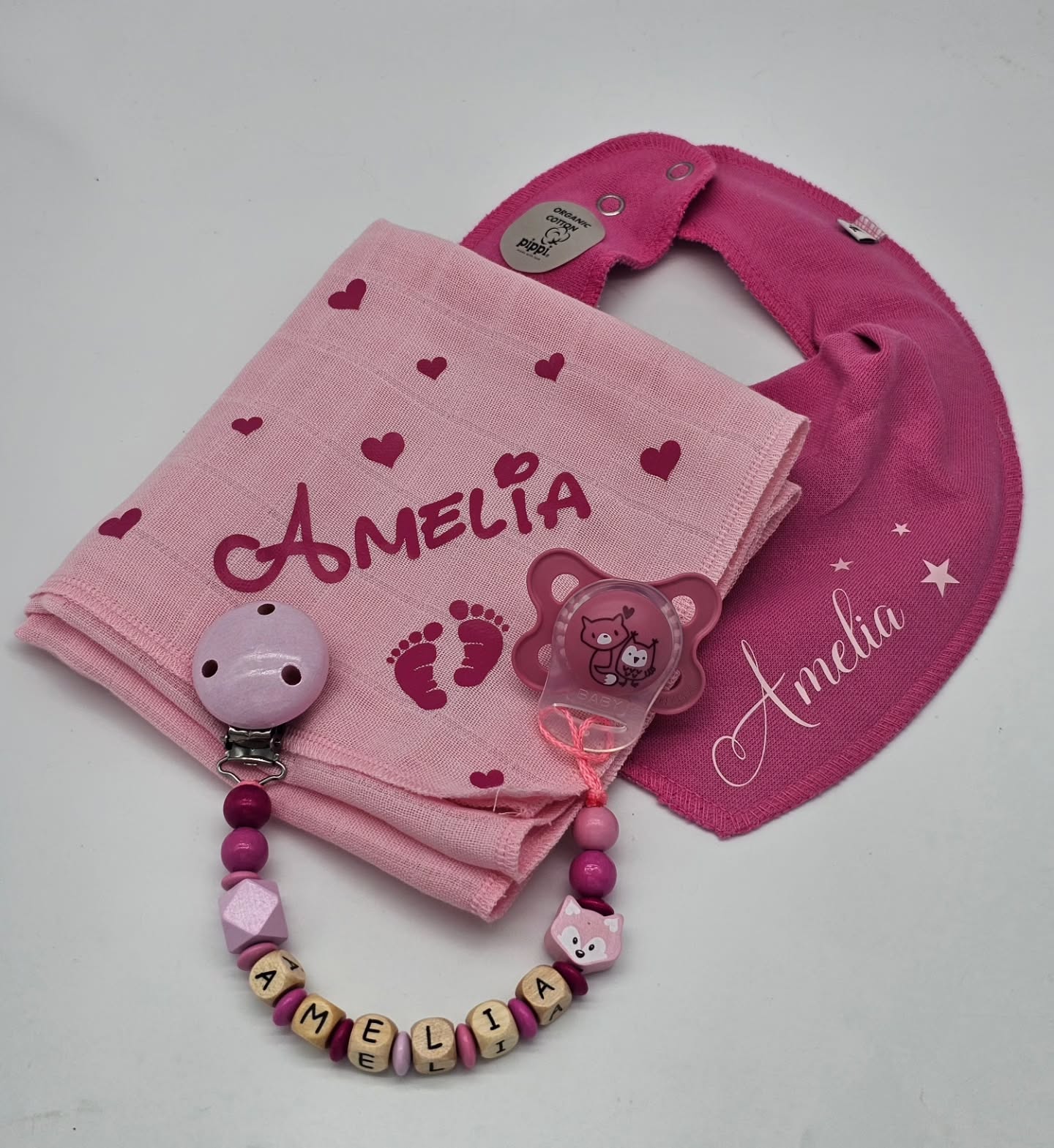 Ein Set für die kleine 🩷 Amelia 🩷
#selinasbabygeschenke #mettendorf #frauenfeld #thurgau #nuschi #personalisiert #rosa #dreieckstuch #pink #name #sterne #füsse #herz #nuggikette #rosa #pink #mam #nuggi #geschenk #zur #geburt #love #family #present