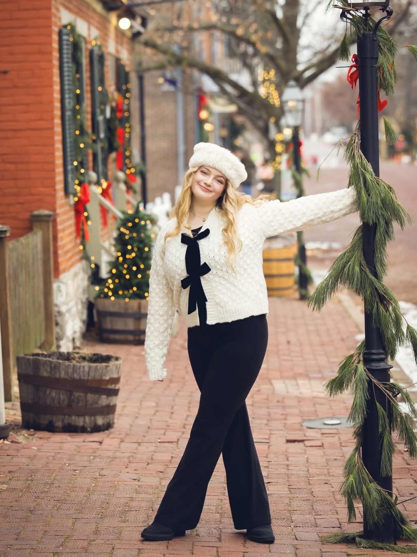 Alyssa looks ready to star in her very own Hallmark Christmas movie. I love that her family chooses the St Charles Main Street session every year. I will never get tired of shooting here ❤
