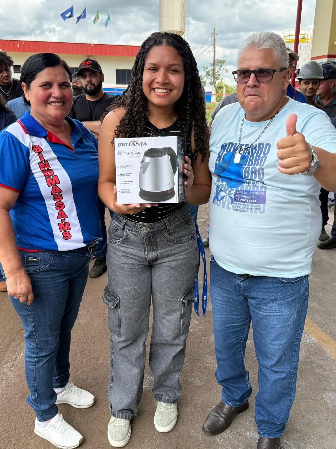 Dia de festa e reconhecimento na Fábrica de Ração Frango Bello em Itaquiraí! 🎉
Assembleia realizada com sucesso e sorteio de prêmios de Natal também .
O SINDMASSA MS realizou a entrega dos prêmios para os nossos associados sortudos.
Teve de tudo: TV Smart, eletrodomésticos e essa Scooter Elétrica incrível! 🛵📺
Parabéns a todos os ganhadores!
Juntos somos mais fortes. 🤝💙
#SINDMASSAMS #FrangoBello #Itaquiraí #Sorteio #TrabalhadorValorizado Premios Sindicalismo