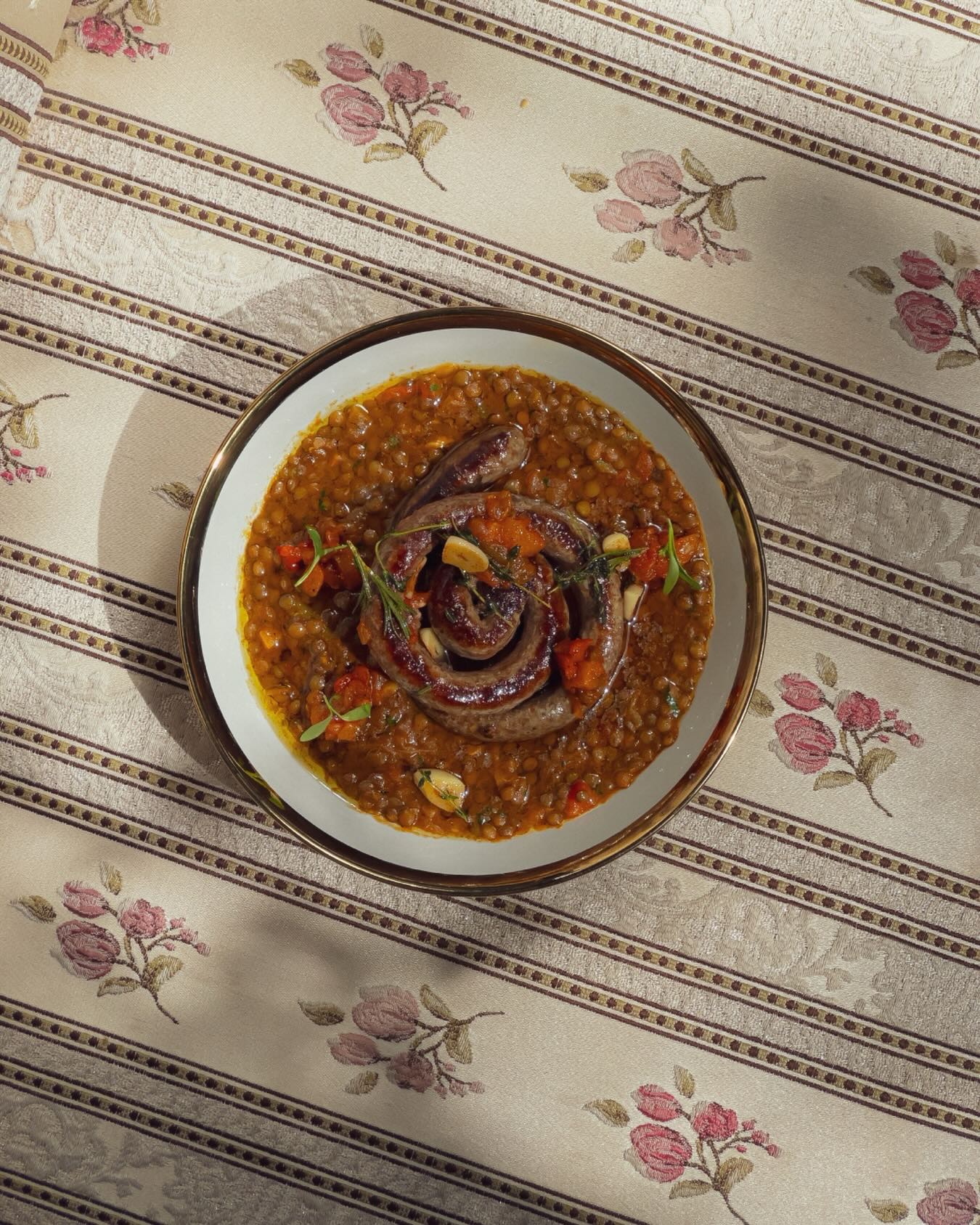 Lentilles, pisto marrakchi, merguez de bœuf maison, oignons caramélisés et raz el hanout.
@amazozgroup
𝕆𝕦𝕧𝕖𝕣𝕥 𝟙𝟚:𝟘𝟘 - 𝟘𝟚:𝟘𝟘 / 𝟟/𝟟
𝑹𝒆́𝒔𝒆𝒓𝒗𝒂𝒕𝒊𝒐𝒏 🔗 𝒆𝒏 𝒃𝒊𝒐
𝑴𝒂𝒊𝒔𝒐𝒏 𝒅𝒆 𝒇𝒂𝒎𝒊𝒍𝒍𝒆 𝒆𝒕 𝒅𝒆 𝒇𝒆̂𝒕𝒆𝒔 𝒅𝒆𝒑𝒖𝒊𝒔 𝟏𝟗𝟑𝟔 𝑪𝒖𝒊𝒔𝒊𝒏𝒆 𝒂̀ 𝒑𝒂𝒓𝒕𝒂𝒈𝒆𝒓
#villaaaronmarrakech
#babaaaron
#maisondefêtes
#marrakechmedina
#restaurantvintage
#DécorationVintage
#RestaurantMaisonDeFamille
#AmbianceNostalgique
#DécoRétro
#MomentsEnFamille