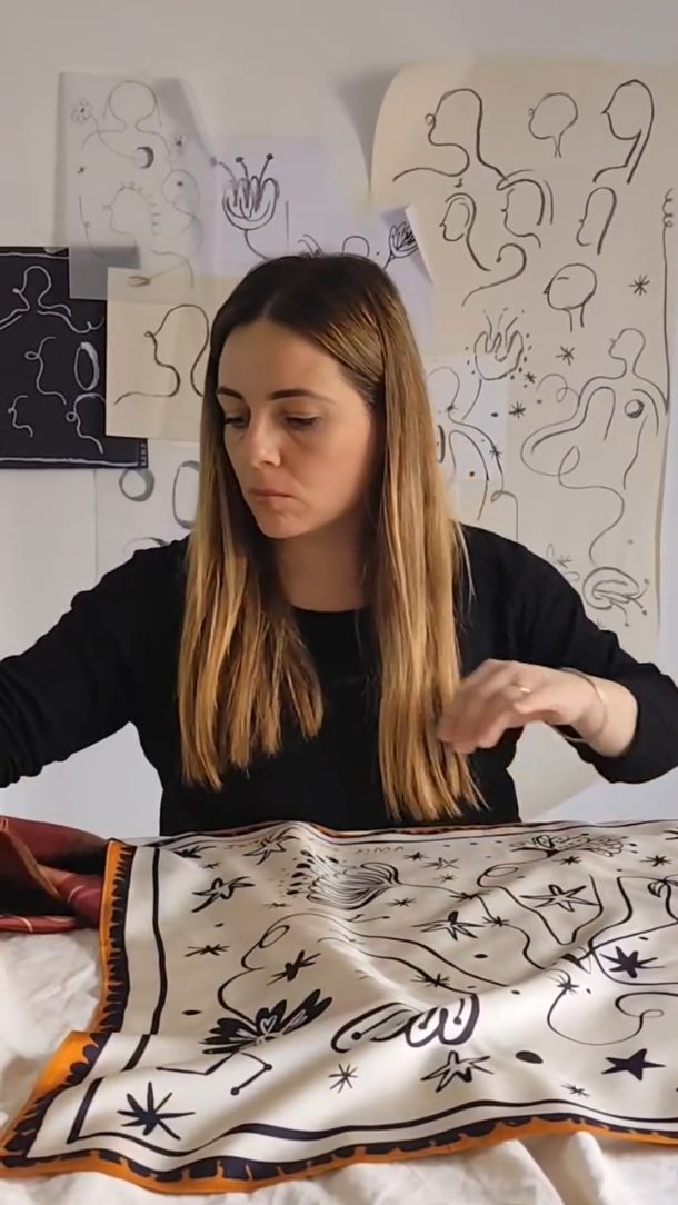 Después de meses de trabajo, hoy por fin puedo compartir con vosotros Vivir entre flores, un proyecto que nace de una historia muy personal y que hoy se transforma en una forma real de ayudar.
Hace cuatro años mi familia vivió el cáncer muy de cerca. De ese proceso tan duro aprendí cuánto acompañan los pequeños gestos… y cómo incluso de las cicatrices puede nacer algo bello.
Por eso quise crear estos pañuelos ilustrados, convertidos en un símbolo de refugio, fuerza y esperanza.
✨ Más del 60% de los beneficios de cada pañuelo se donarán directamente a la Asociación Española Contra el Cáncer, para apoyar a pacientes y familias que hoy están viviendo lo que nosotros vivimos.
Tu compra no es solo un pañuelo: es un gesto que suma, abraza y ayuda.
Esta semana recibo las primeras unidades, ya disponibles en la web y los primeros pedidos saldrán este 28 de noviembre.
Gracias por estar, por apoyar y por ayudarme a transformar el arte en algo que también puede sanar.
💚 Vivir entre flores… y ayudar a otros a florecer.