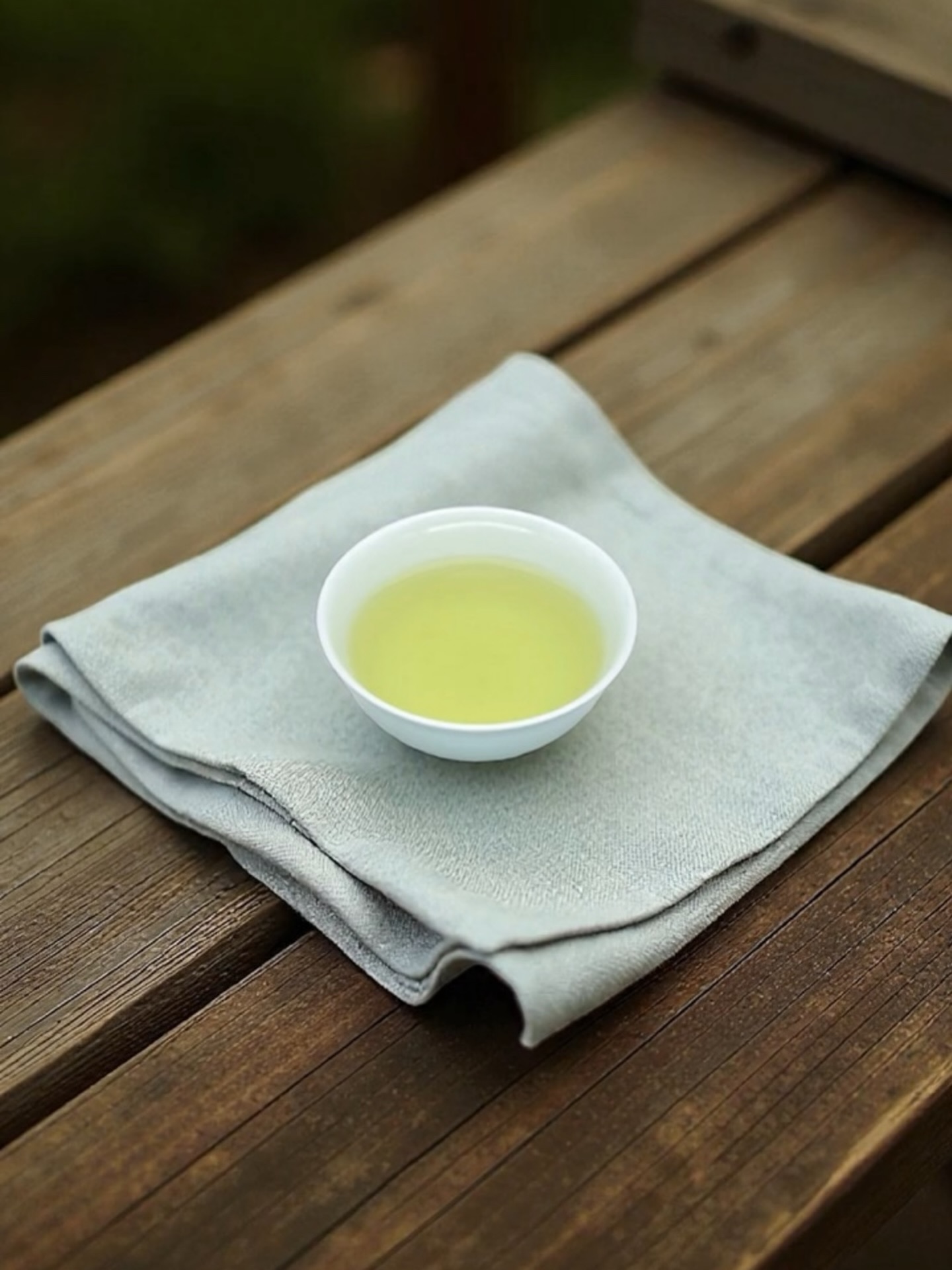 𝑶𝒖𝒓 𝑵𝒆𝒘 𝑮𝒓𝒆𝒆𝒏 𝑻𝒆𝒂 𝑪𝒐𝒍𝒍𝒆𝒄𝒕𝒊𝒐𝒏 – 𝑹𝒆𝒇𝒓𝒆𝒔𝒉𝒊𝒏𝒈 𝒂𝒏𝒅 𝑼𝒏𝒊𝒒𝒖𝒆𝒍𝒚 𝑻𝒂𝒊𝒘𝒂𝒏𝒆𝒔𝒆 🍃
We’re delighted to share the arrival of our Green Tea Collection – the expressions of Taiwanese green tea, each crafted from the same organically grown estate and each offering its own elegance.
While Taiwan is well known for its exceptional oolongs, green tea remains a quietly treasured part of the island’s tea tradition. Crafted with award-winning Tea Master Hsieh’s refined technique, this style offers a distinctly Taiwanese expression—smooth, light-bodied and elegantly balanced, in contrast to the more intense, grassy character often found in Japanese green teas.
Expect a smooth, gentle herbal notes, subtle floral hints and a clean, refreshing finish—ideal for those seeking a bright, easy-drinking tea that reflects the grace and craftsmanship of Taiwan’s tea heritage.
Our new Green Tea collection includes:
Pure Green Tea – Clean, refreshing, and delicately herbaceous, with a very light floral note. A clear and honest expression of the Four Seasons Spring cultivar.
Tea Blossom Blend – Scented with the blossoms of the tea plant itself. This blend offers a more delicate floral presence than jasmine. Soft notes of pollen and a hint of honey complement the tea’s clean, smooth taste.
Jasmine Blend – Naturally scented with fresh jasmine flowers from the same garden. Brighter and more aromatic, offering a graceful floral lift with each sip.
All three teas are crafted from the same estate and cultivar, allowing you to explore the delicate variations of our green tea collections – while staying rooted in the same terroir.
Discover the collection and find your favourite expression.
#greentea #antioxidant #taiwanesetea #londontearoom