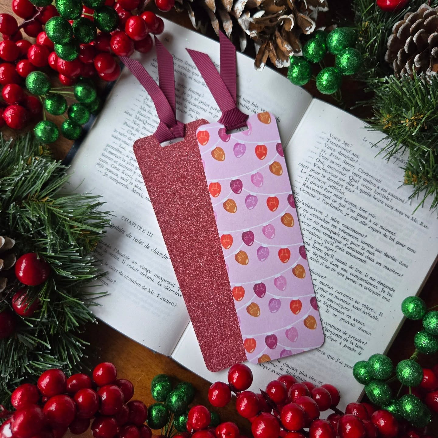 ❄️ Mode vacances activé bientôt! / Holiday Mode coming soon! ❄️
Le temps est venu pour nous de prendre une petite pause cocooning. Notre boutique prendra des vacances du 13 décembre au 10 janvier pour faire le plein d'énergie en famille. ☕️📖
Merci infiniment de soutenir notre petite entreprise familiale. Votre appui cette année a été incroyable! Nous serons de retour en force en 2026 avec de magnifiques nouvelles collections et quelques surprises qu'on a très hâte de vous dévoiler... 🤫✨
Dernière chance pour commander avant la pause : le 12 décembre!
__________
It's time for us to take a cozy break. Our shop will be closed for the holidays from December 13th to January 10th to recharge with our family. ☕️📖
Thank you so much for supporting our small handmade business. We’ll be back strong in the New Year with beautiful new collections and a few surprises we can't wait to share... 🤫✨
Last call to order before the break: December 12th!