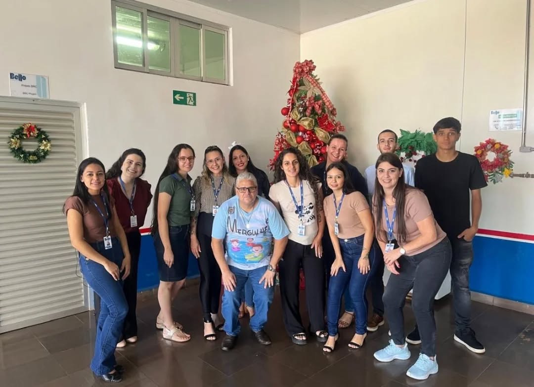 Celebrar é preciso! 🎉🤝
O SINDMASSA MS teve a honra de marcar presença na grande confraternização da empresa Bello Alimentos, em Itaquiraí.
Foi um momento especial de estar perto de quem faz a roda girar: os nossos trabalhadores e trabalhadoras.
Nosso Diretor Silvanei Cardim, o popular Carrequinha, esteve presente conversando, abraçando e compartilhando risadas com a equipe. É nesses momentos que fortalecemos nossos laços e renovamos as energias. 💪
Ao olharmos para trás, vemos que 2025 foi um ano de muito suor e dedicação.
Cada desafio superado foi uma vitória coletiva. Agora, erguemos nossos olhares (e nossos brindes) para o futuro!
Que 2026 chegue repleto de novas conquistas, saúde, prosperidade e, acima de tudo, a valorização que cada trabalhador merece. Estamos juntos nessa caminhada!
@care
Feliz Ano Novo, família Bello Alimentos! ✨🥂
.
.
.
#SINDMASSAMS #BelloAlimentos #Itaquiraí #Confraternização #União Trabalhadores SilvaneiCardim Gratidão2025 Vem2026 LutaEConquista