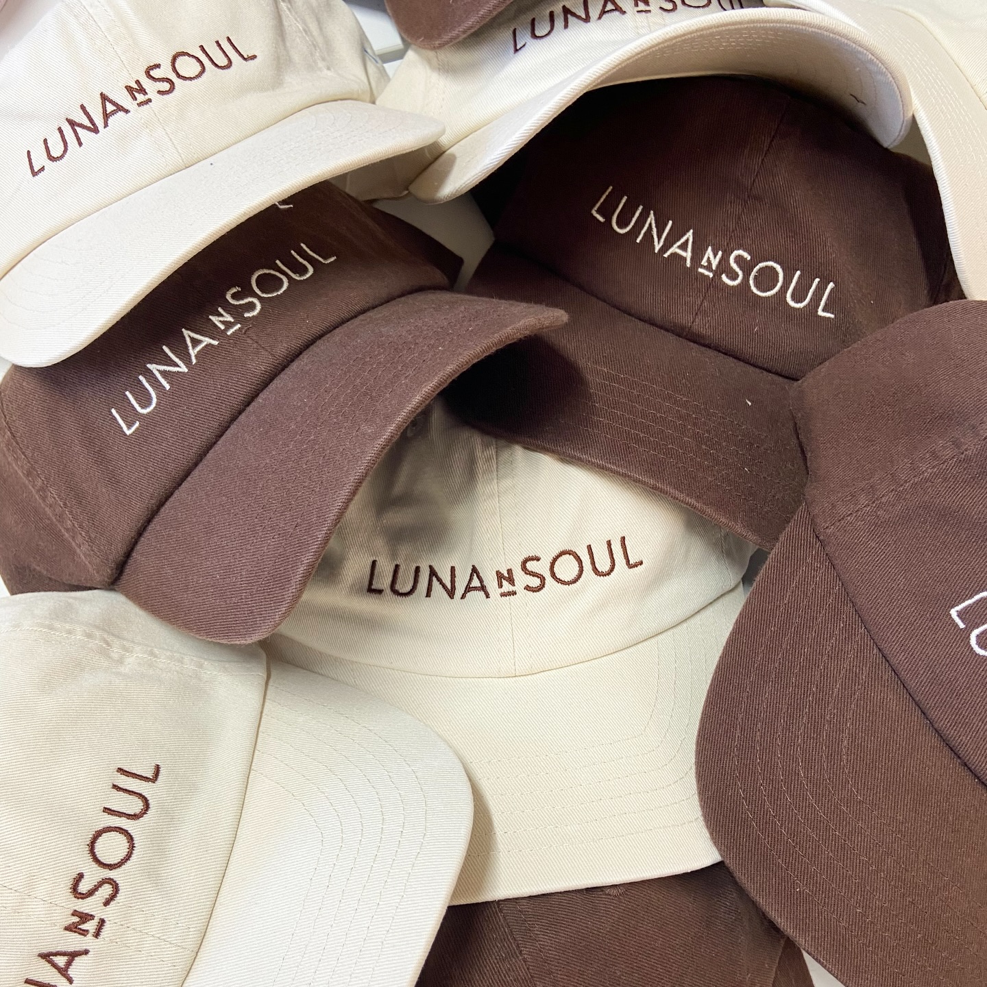 Dad caps just got a whole lot cooler!
Custom embroidered and stress-free sizing. Perfect for promoting your business this summer 😎
MOQ 15 units - mix and match available
📸 custom embroidered caps for our fav local cafe @lunansoulquinnsbeach
Friday dad caps in natural and cacao
#perthcafes #perthcafescene #quinnsbeach #perthsmallbusiness #promotionalmerchandise #australiansmallbusiness #australiansmallbusinesses #customcaps #custommerch #perth