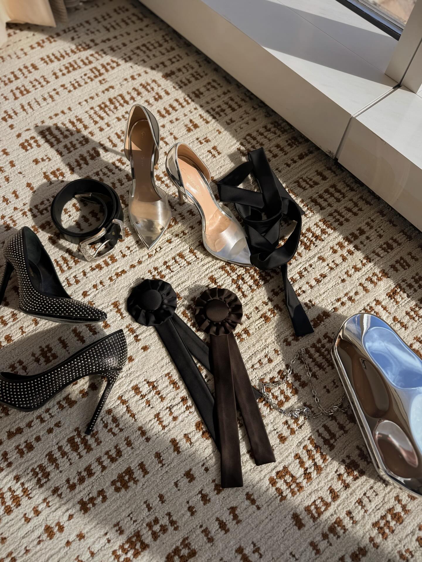 Waking up in Vegas, winning. Satin rosettes to celebrate.
@miltonmenasco x @streetandsaddle