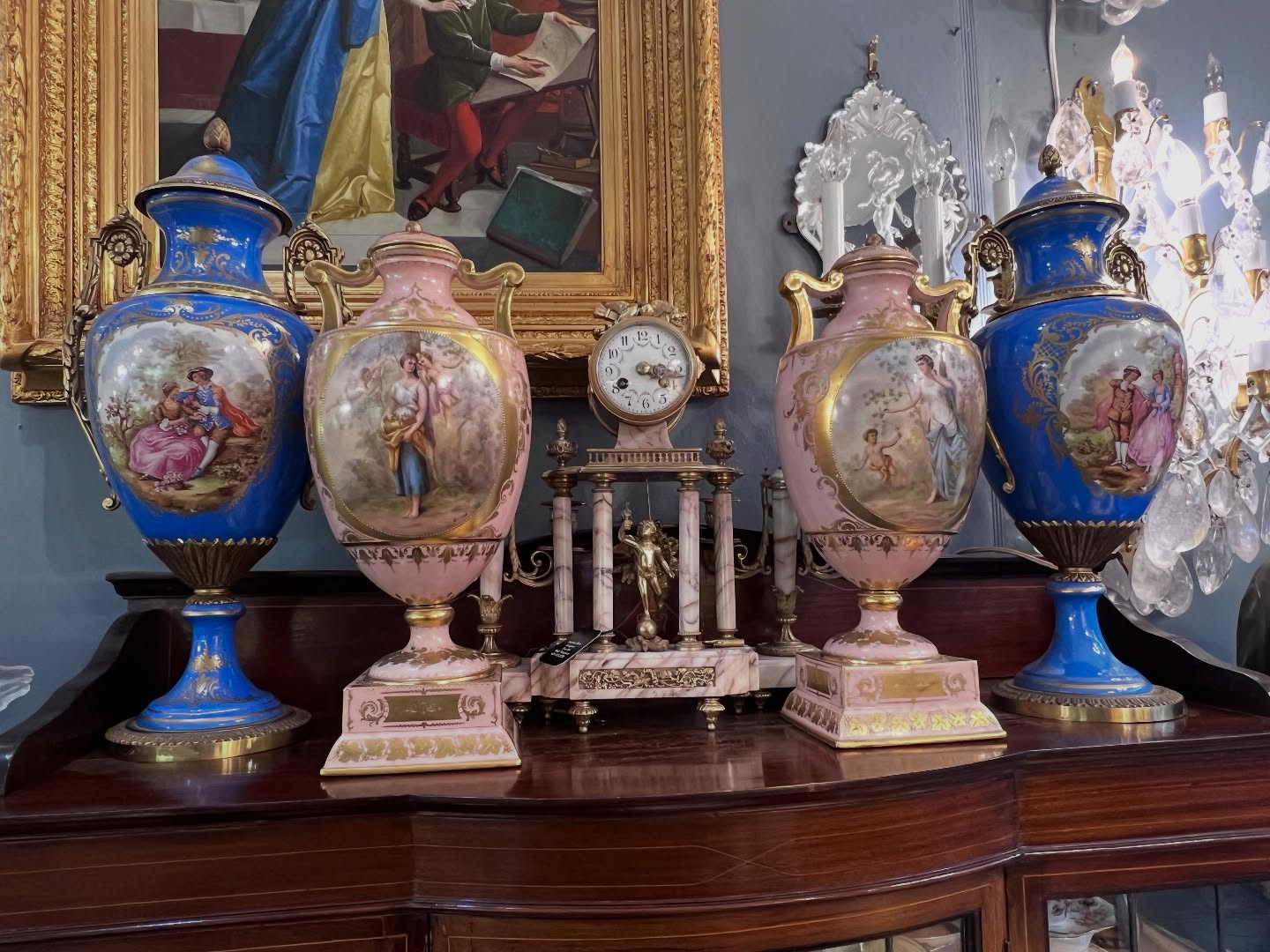 A quartet of Vienna-style splendor ✨ These monumental 19th–early 20th century urns—two in royal cobalt and two in delicate blush pink—bring all the romance of classical Europe into one unforgettable display. Each piece features richly hand-painted mythological and pastoral scenes framed by lavish raised giltwork, resting on opulent plinth bases. They’re statement pieces in every sense: grand in scale, exquisite in detail, and absolutely breathtaking together. A rare opportunity to bring museum-level elegance into the home.
ViennaStyle #AntiquePorcelain #HandPaintedPorcelain #19thCenturyDecor #EuropeanAntiques #FineAntiques LuxuryInteriors GrandMillennialStyle AntiqueVases PorcelainUrns InteriorDesignInspo ClassicInteriors OldWorldCharm AntiqueCollector ArtAndAntiques GildedAgeDecor FrenchInteriors AustrianPorcelain EstateDecor OpulentInteriors TimelessDesign MartinesBeautifulThings VancouverAntiques AntiqueShopFinds