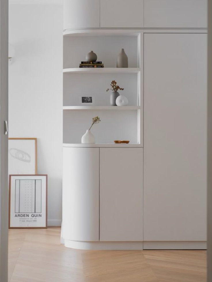 Inspiration : angles arrondis
Montre-moi ton intérieur, je te dirai qui tu es.
En architecture, arrondir les angles, c’est éviter la rigidité, effacer la rupture, rendre un passage plus agréable.
Dans la vie, c’est créer de la douceur et de l’harmonie là où il pourrait y avoir friction.
Un bel exemple qui montre combien nous nous révélons dans les détails silencieux de nos intérieurs.
Sources : Pinterest
#architecture #interiordesign #psychologiedelhabitat