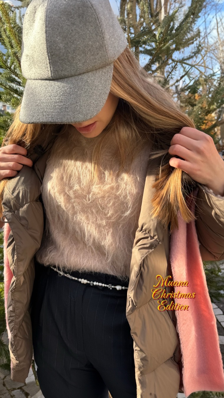 Bali Pearl Waist Belt — first as a double-necklace, then as a waist belt🤍
You can clip it on a bag, wear it over a coat, or style it with denim👜👖👗
One piece, so many ways to wear it. ✨
#MuanaChristmasEdition #jewelry #belt #pearls #christmas