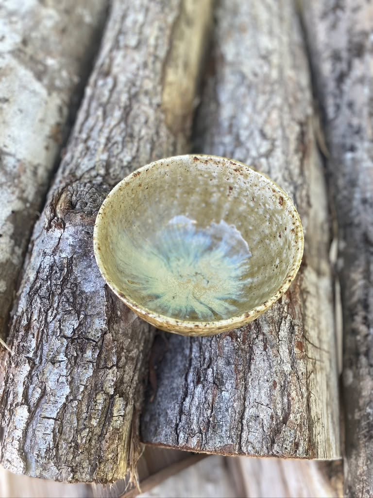 Un petit bol tourné en grès blanc, enrichi d'une chamotte à base de roches volcaniques (collectées en Ardèche), et émail à base de sables collectés en Drôme et cendres de lavande (Drôme)
Quand j'ai défourné les premières pièces comme celles-ci cet été je ne savais pas trop quoi en penser au début. Puis au fil du temps je ne me lassais pas de les regarder (et ne me lasse toujours pas). Je crois que c'est justement cette sensation qui me plaît finalement !
.
.
.
#grès
#ceramiquegastronomique
#ceramiquecontemporaine
#artsdelatable
#artdelatable
#poterieartisanale
#platesforchefs
#ceramiquedrome
#interiordesign
#tablewear
#stonewarepottery
#madeinfrance
#émauxdegrès
#glazes
#ashglaze
#naturalmaterials
#naturalglazes
#emauxnaturels
#émauxdecollecte