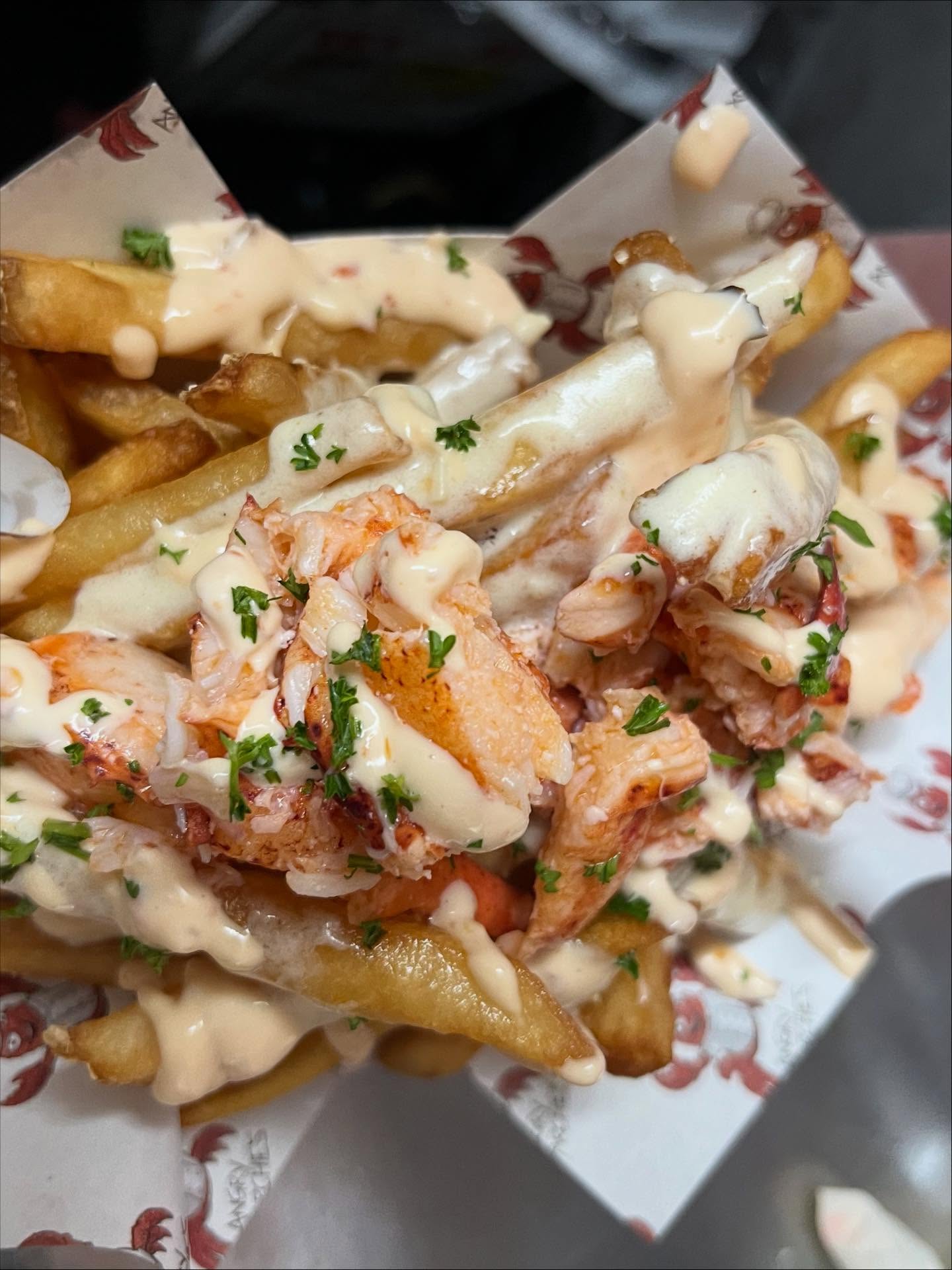 #holidaysarehere #lobsterpoutine #fries #lobstermakesitbetter #angryisgood #seafoodlovers