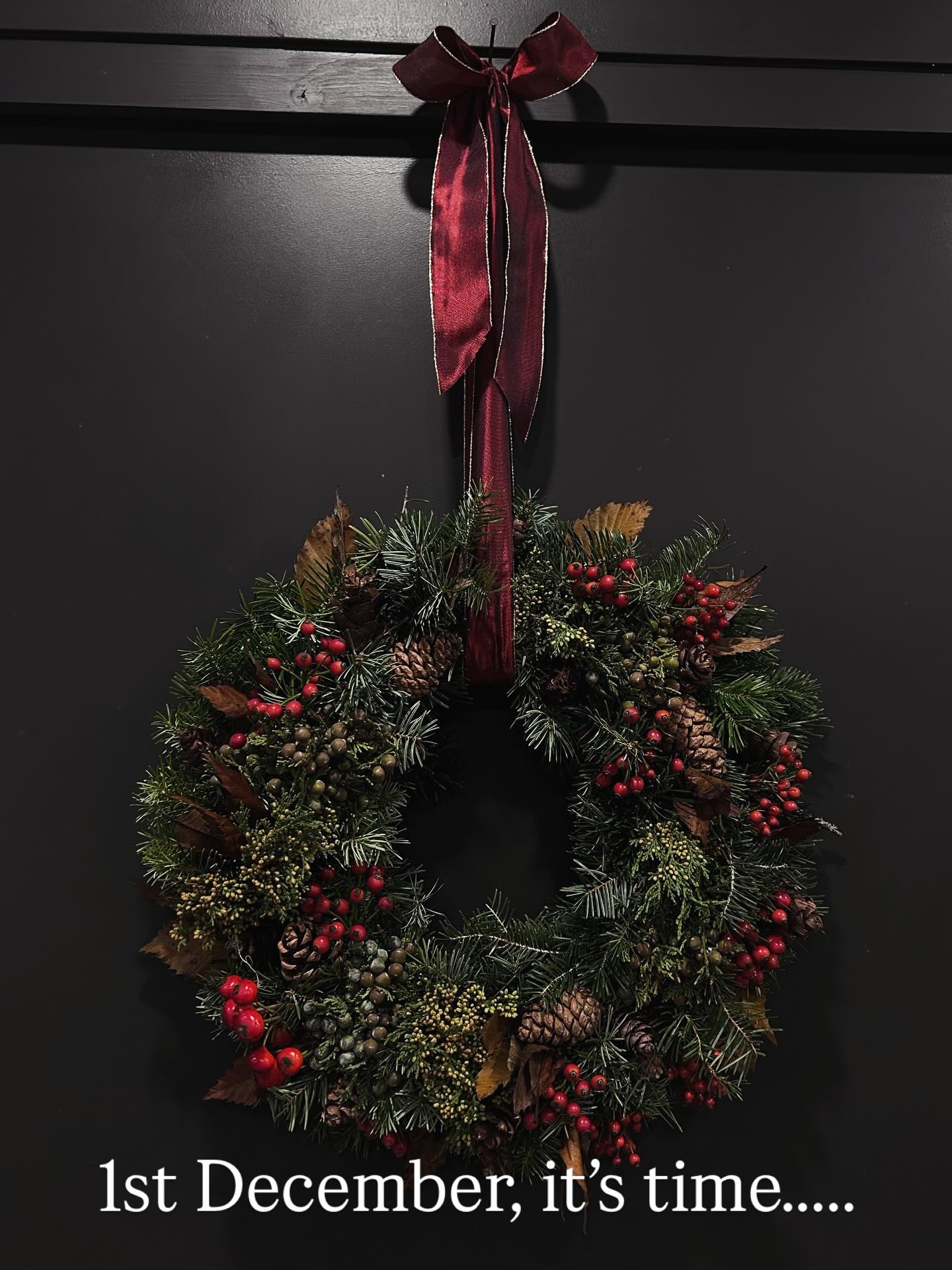 If you feel like it’s time to dress the door with a beautiful welcoming #christmaswreath , you’d be right…..
#galway #christmas #doorwreath #decorating #yes_flowers