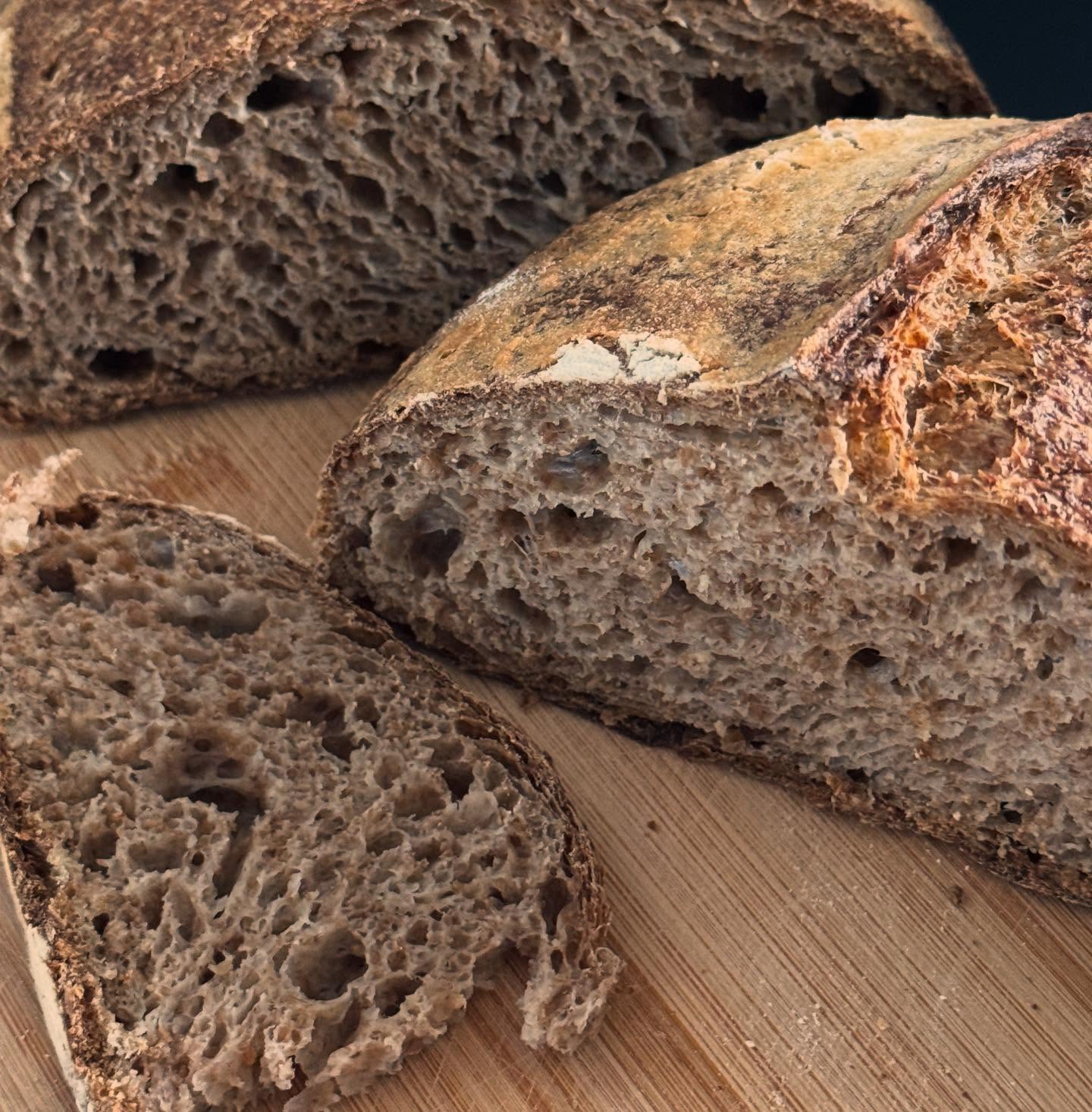 Success on first attempt! 🥳 Thank you @the_bread_code for the great video, detailed explanations and tips! #wholegrainsourdough #wholegrainsourdoughbread #mytropeakitchen #whenincalabria #bread #sourdoughbread #stiffstarter #wholegrain #vegan