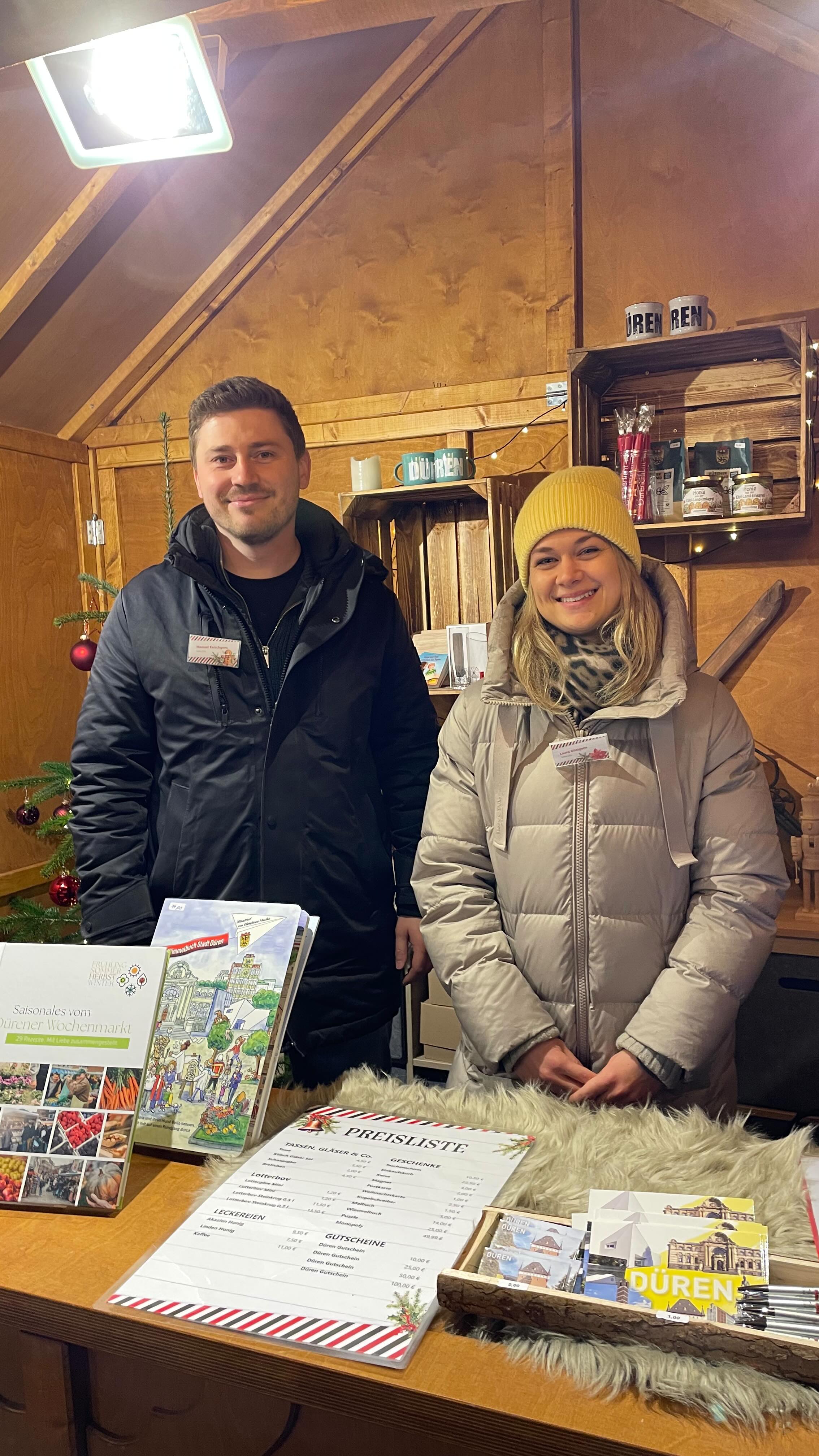WEIHNACHTSHÜTTE DÜREN 🏠
-
Noch bis Samstag, den 29. November, sind wir auf dem Weihnachtsmarkt mit den Düren-Tourismus Souvenirs vertreten. Wer auf der Suche nach einem besonderen Mitbringsel oder einem Düren‐typischen Geschenk ist, wird hier garantiert fündig. 🎁☕️📖
Wir freuen uns auf Euch!🤩