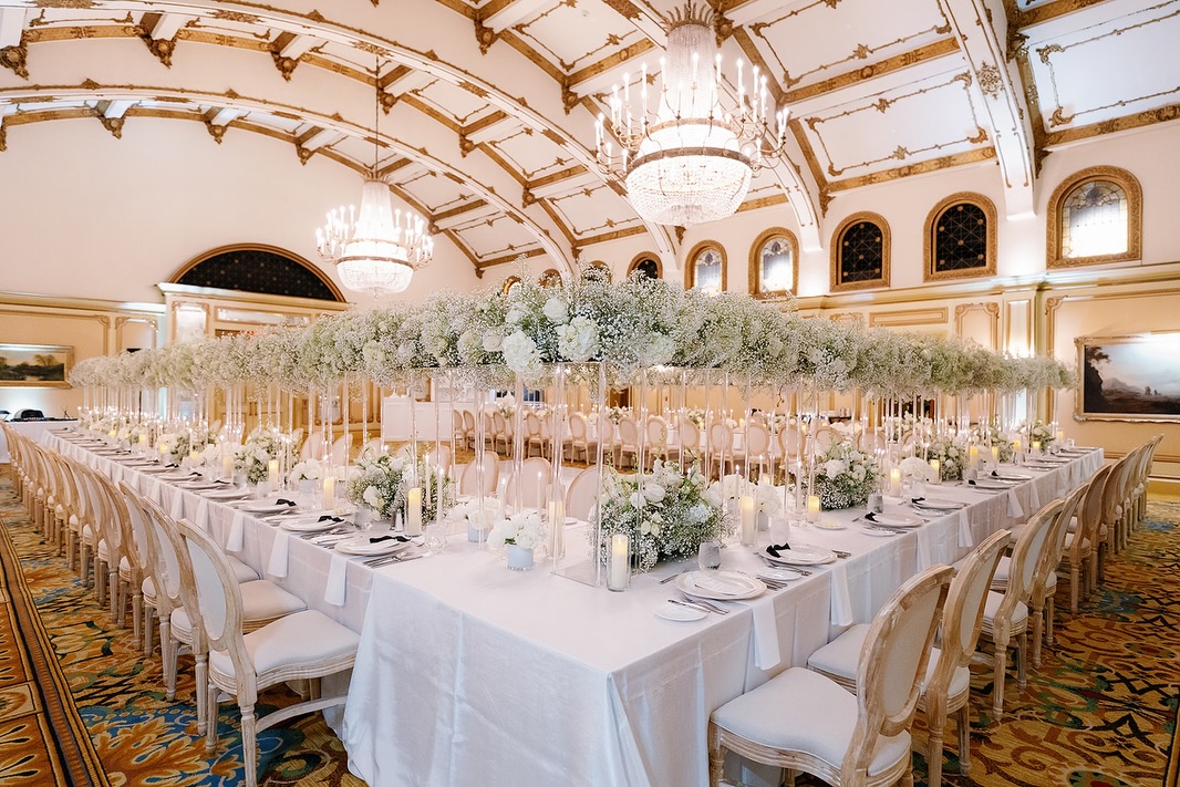 Like stepping into a winter fairytale 🤍❄️
Clouds of baby’s breath and snowy white blooms drifted above the Langham Pasadena ballroom, creating a magical, luminous glow that felt straight out of a winter dream.
@chernogorovphotography
@unveiledbygrace_events